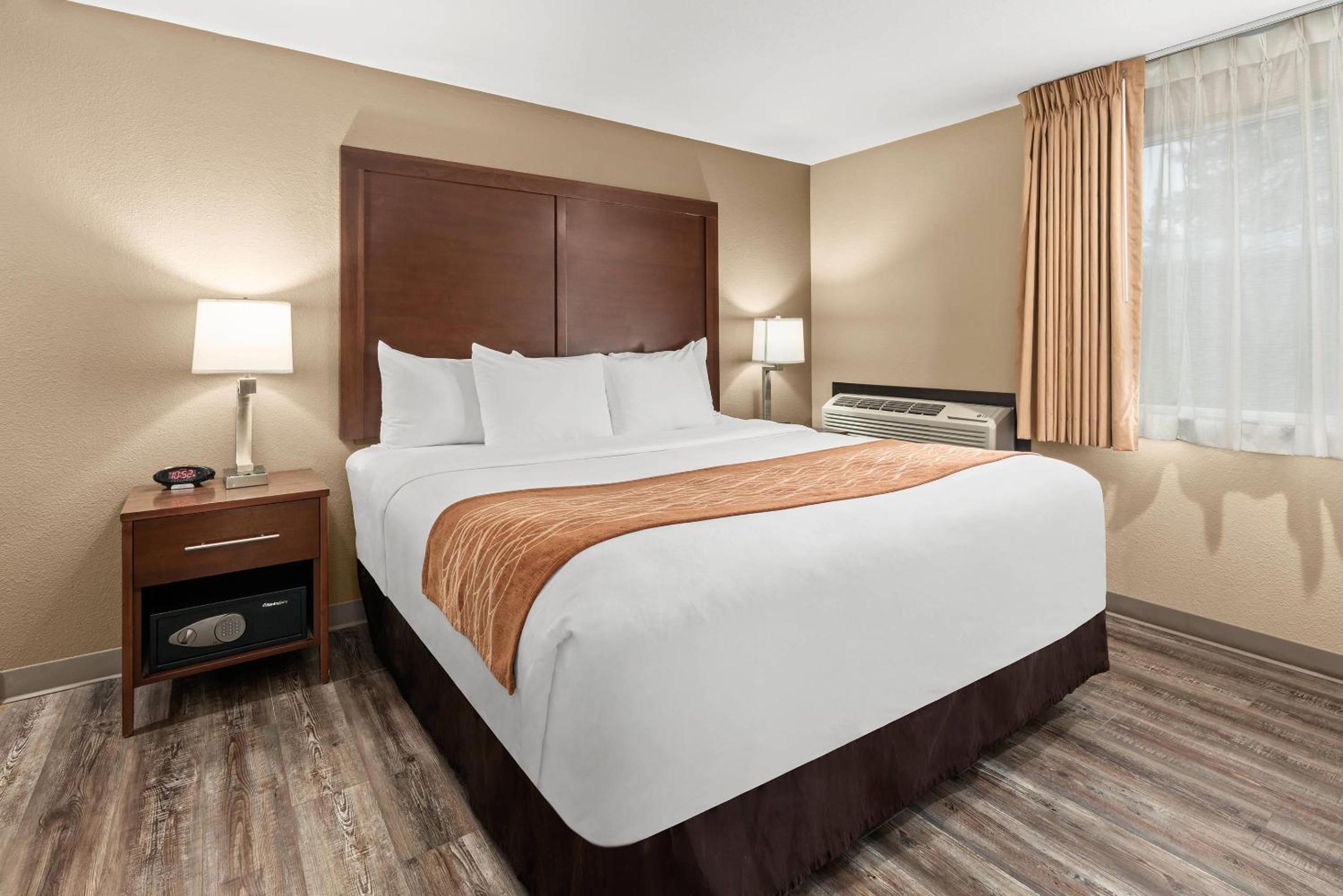 Superior King Suite with Jacuzzi - Non-Smoking - Photo 1