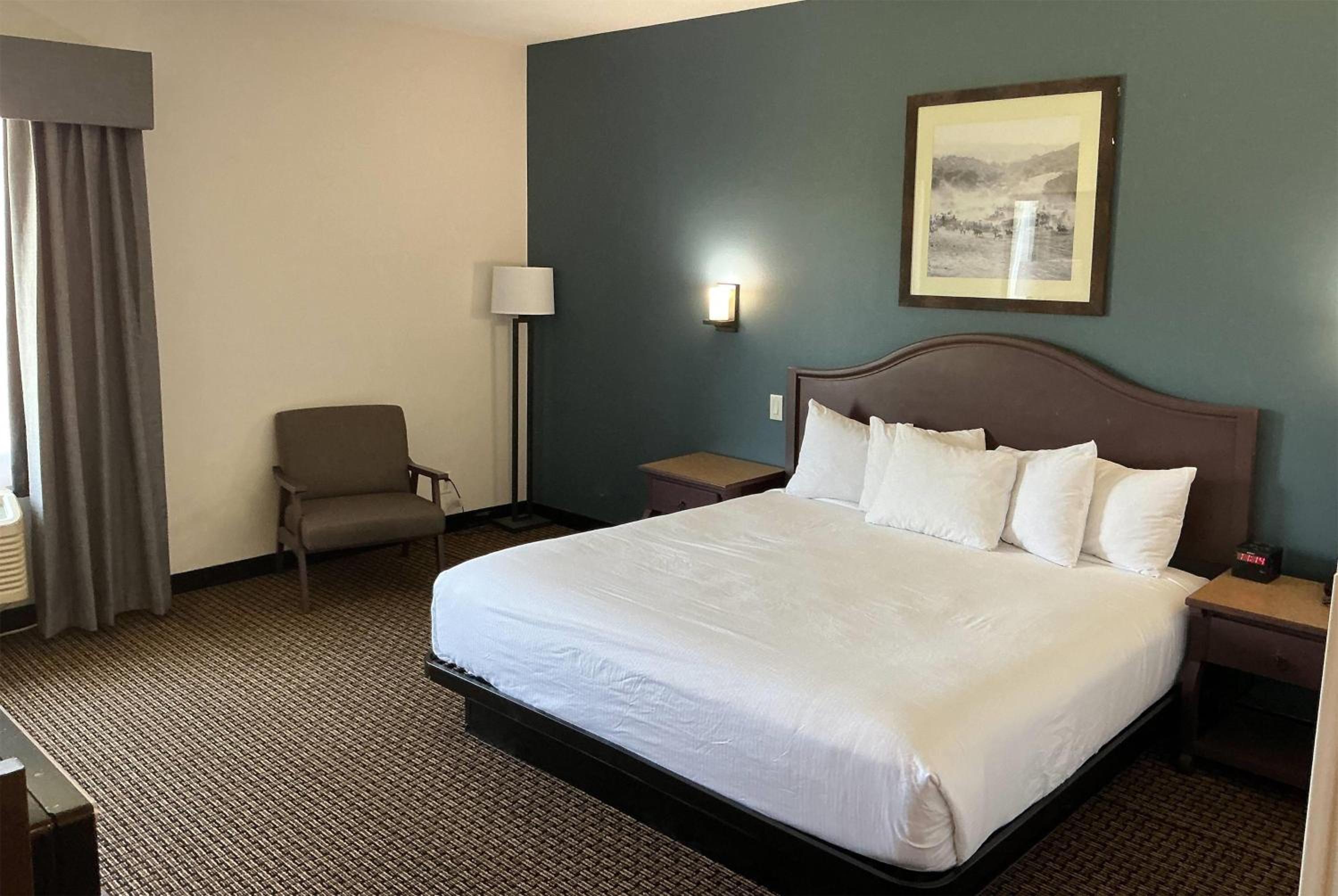King Room with Bath Tub - Mobility Accessible/Non-Smoking - Photo 1