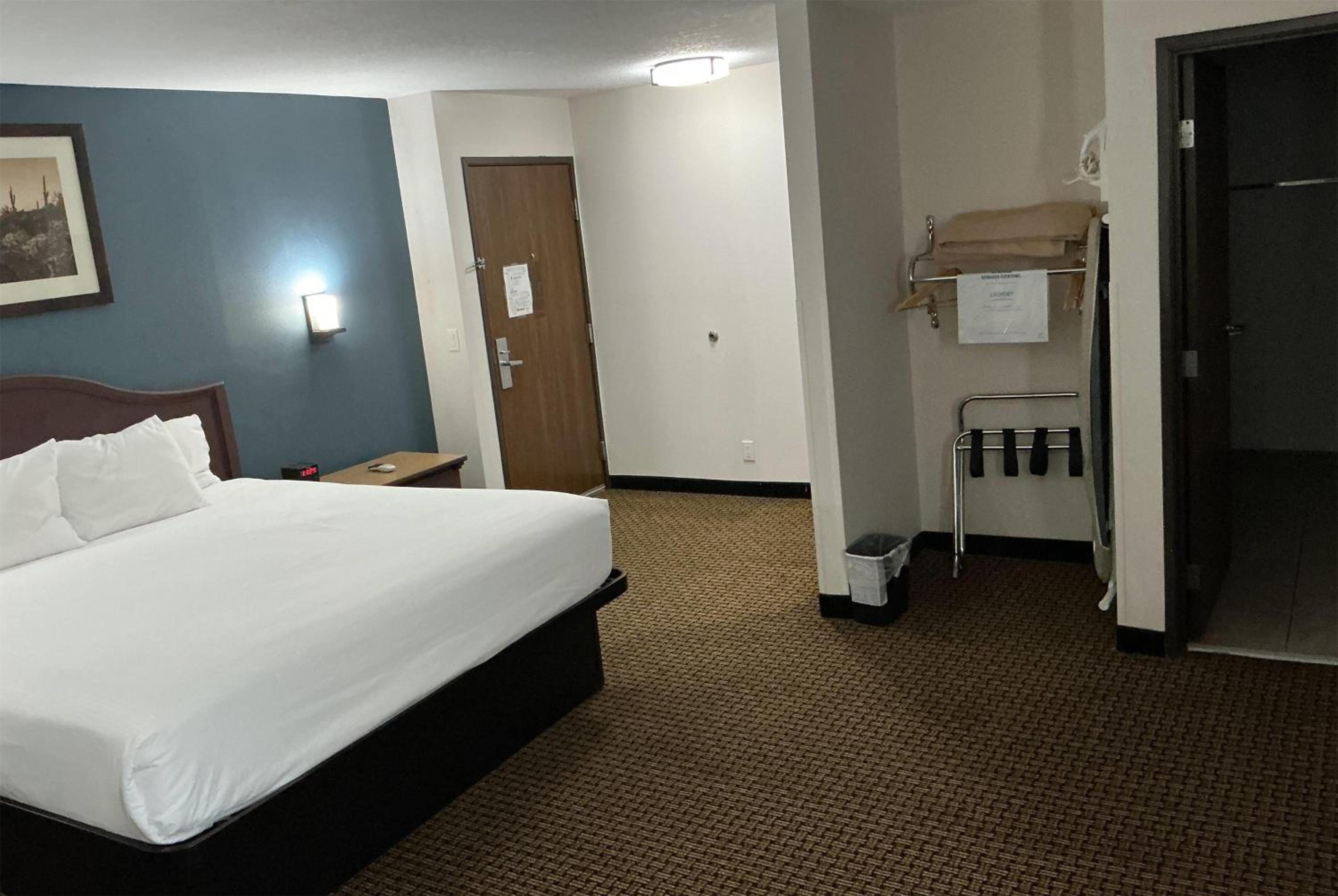 King Room with Bath Tub - Mobility Accessible/Non-Smoking - Photo 2