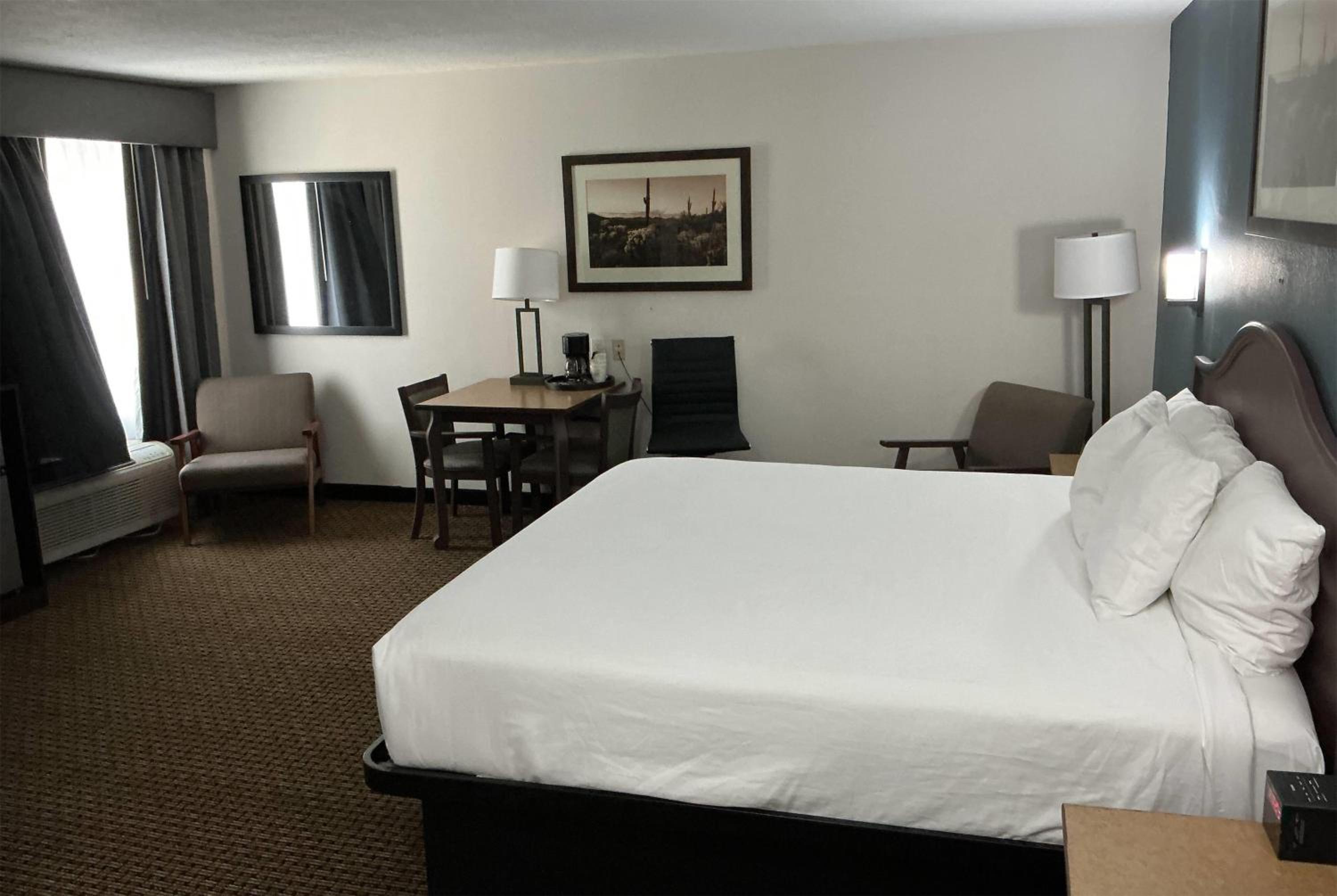 King Room with Bath Tub - Mobility Accessible/Non-Smoking - Photo 3