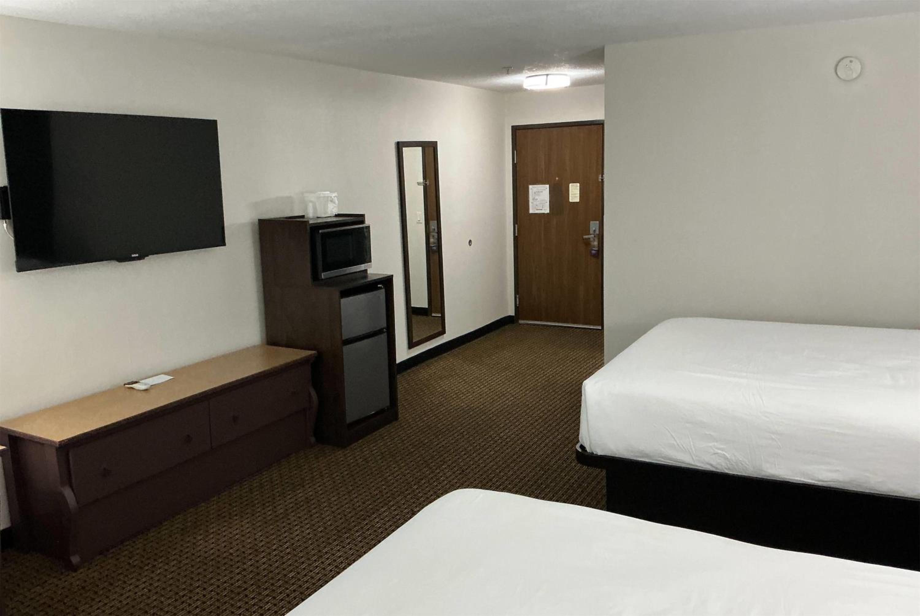 Queen Room with Two Queen Beds, Mobility Access and Bathtub with Grab Bars, Non-Smoking - Photo 2