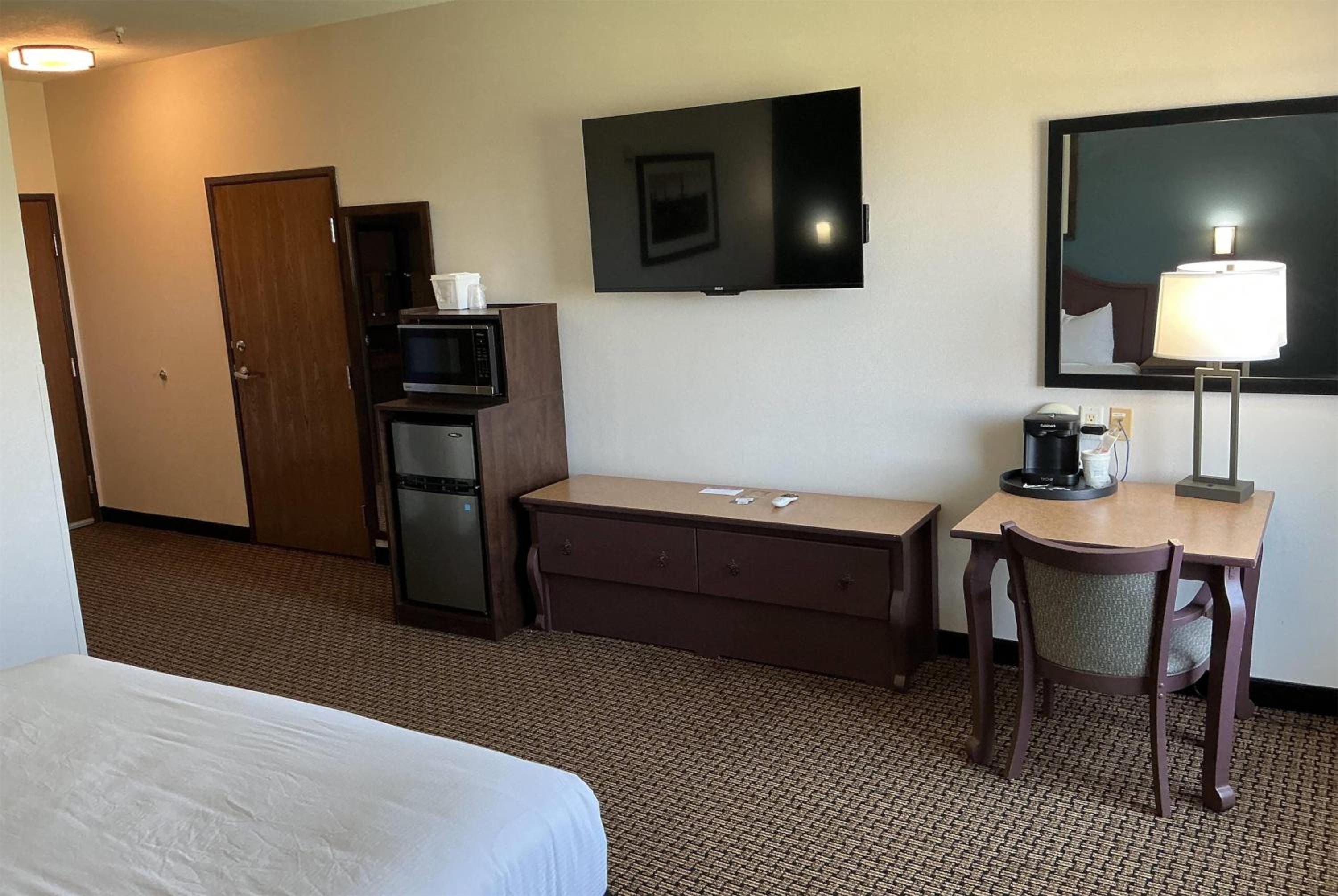 Queen Room - Non-Smoking - Photo 4