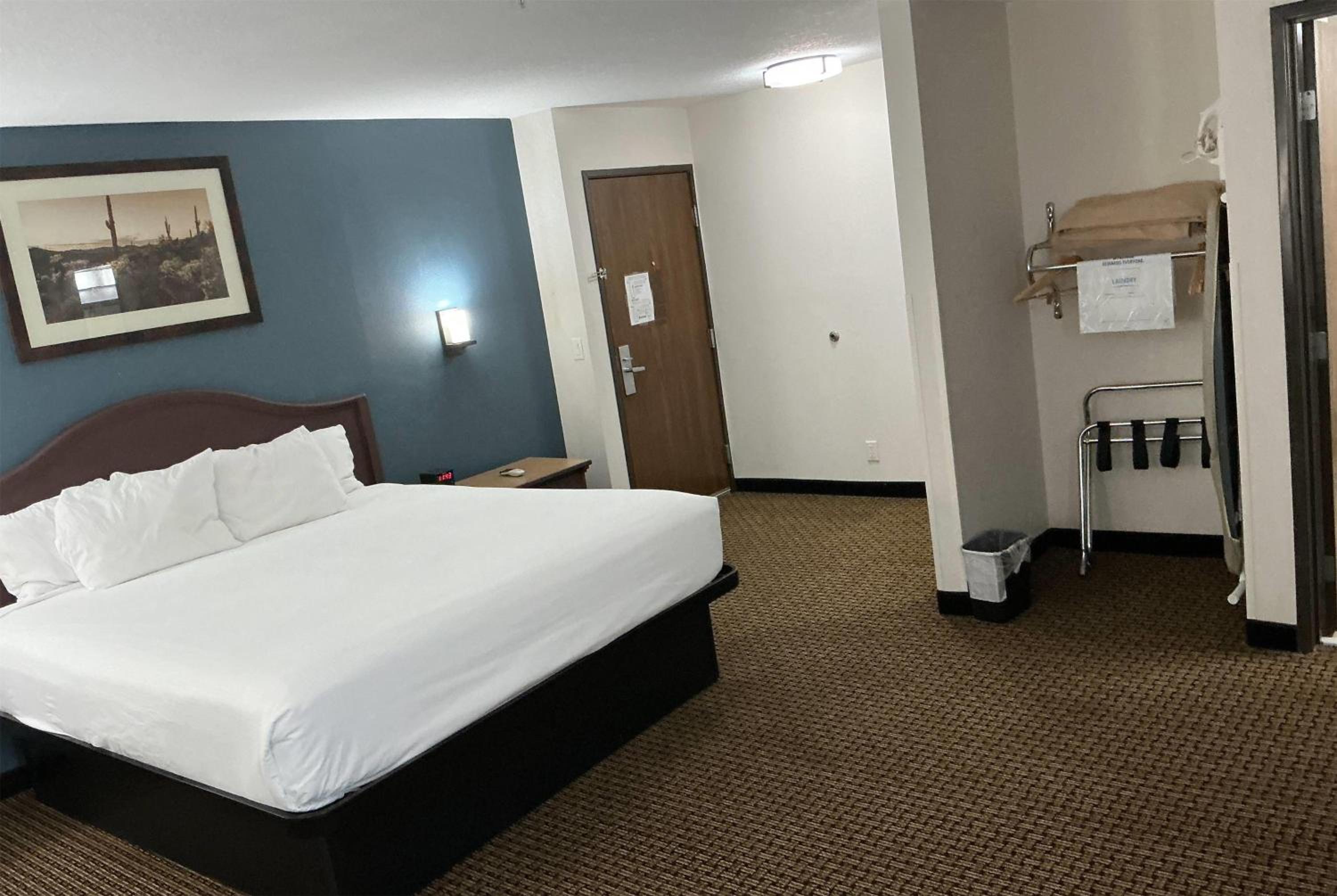 King Room - Non-Smoking photo 2