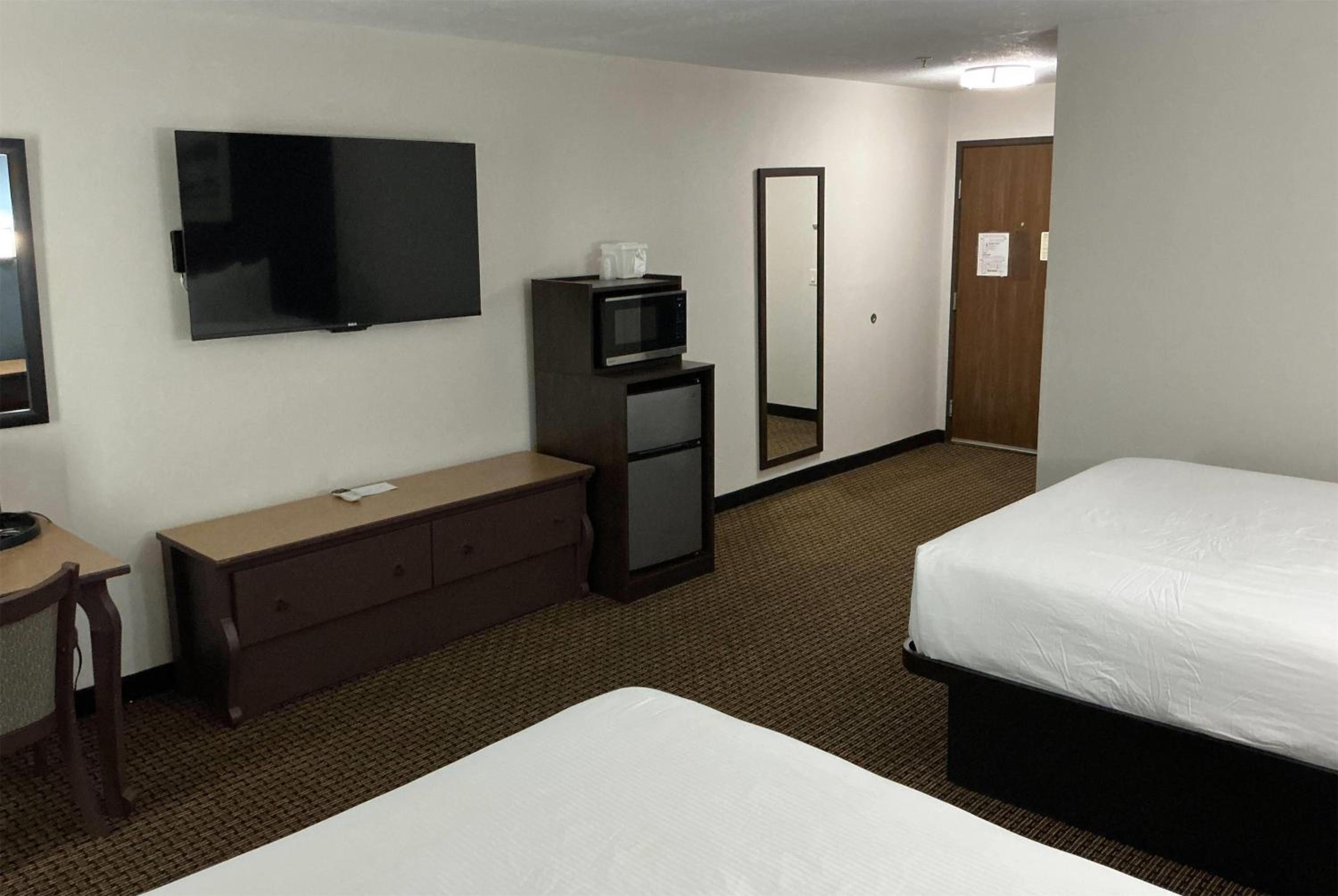 Queen Room with Two Queen Beds - Non-Smoking photo 3