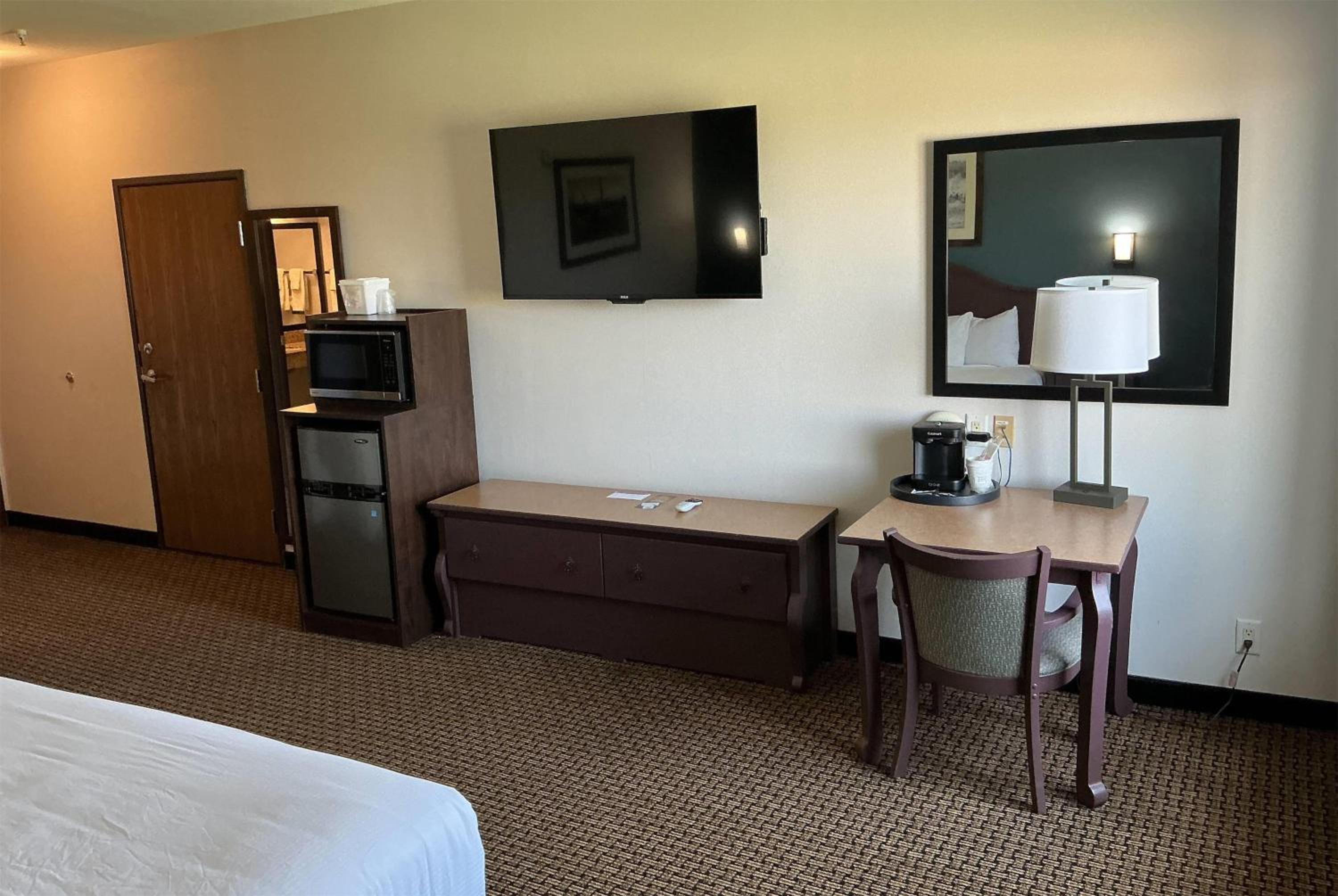 King Suite - Non-Smoking - Photo 3