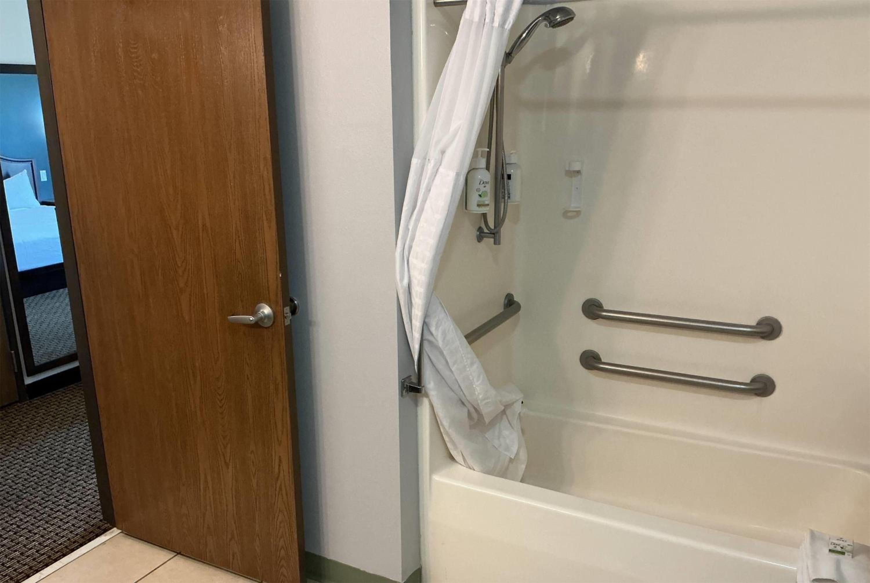 Queen Room with Two Queen Beds, Mobility Access and Bathtub with Grab Bars, Non-Smoking - Photo 4