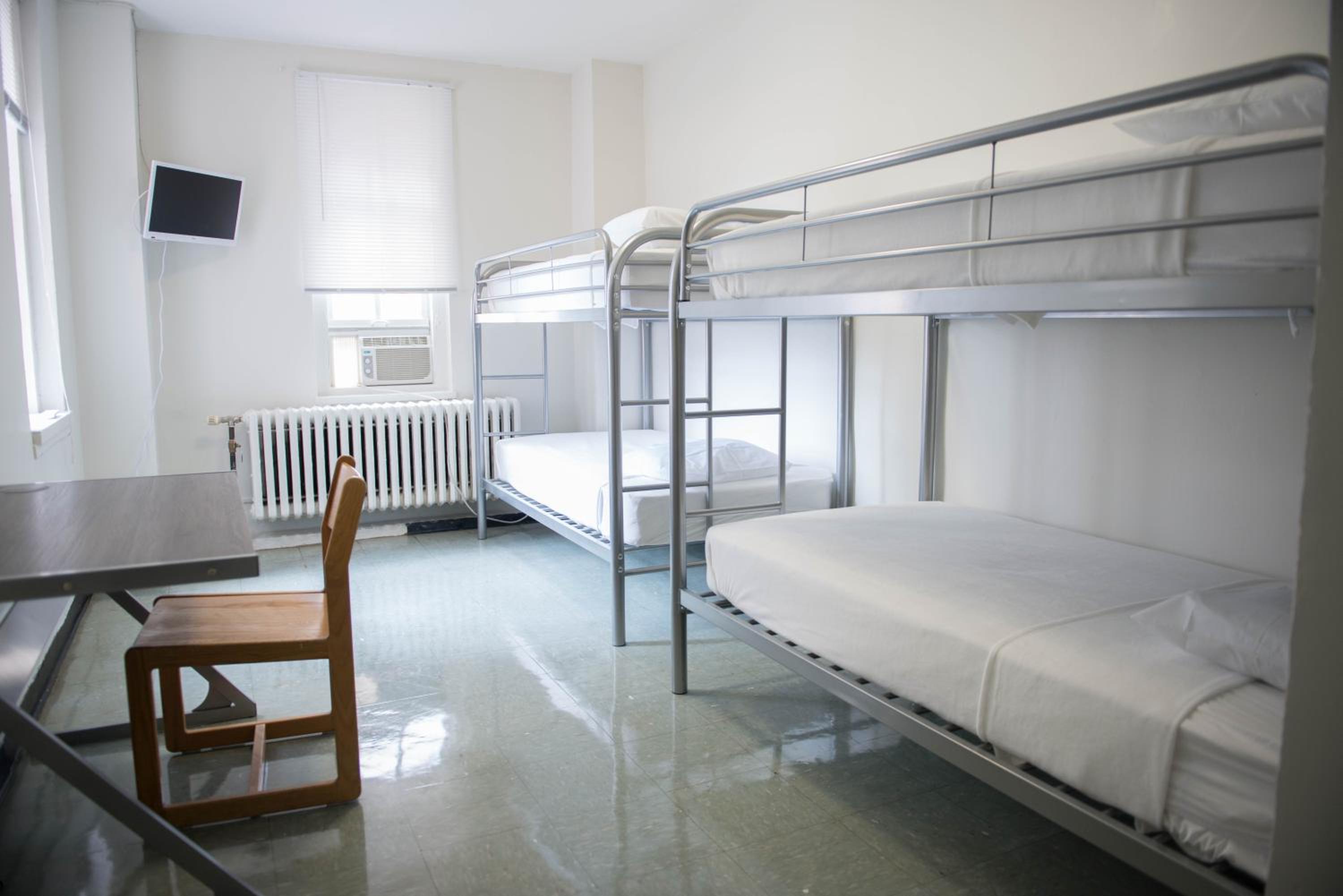 Private Quadruple Room with Shared Bathroom photo 3