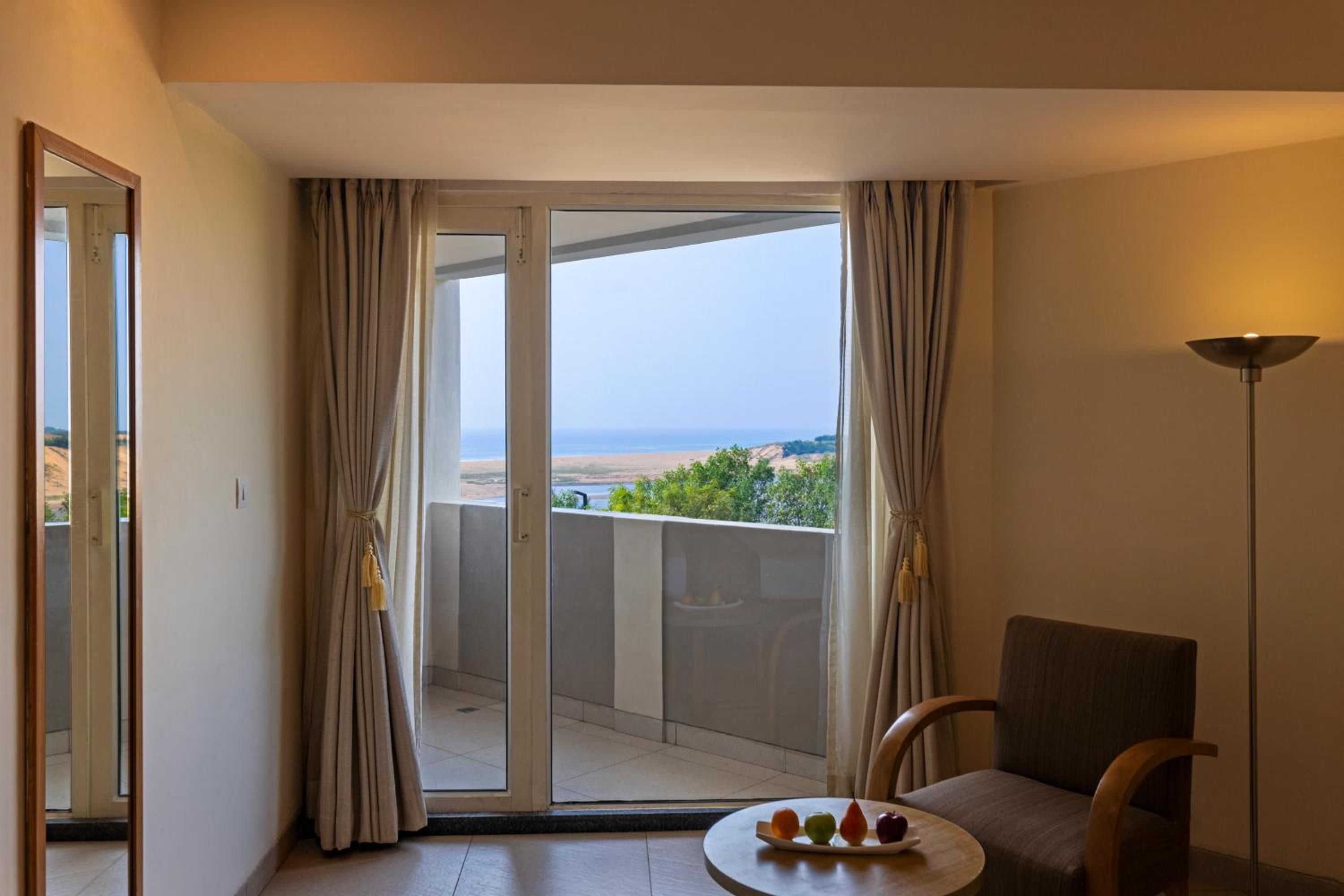 Sea View Privilege Suite with Balcony - Photo 4