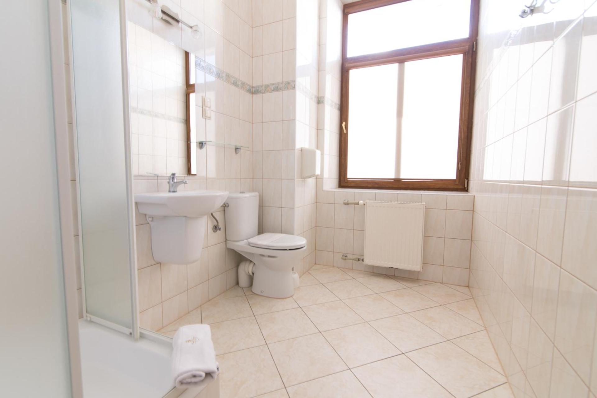 Double or Twin Room with Private Bathroom photo 2