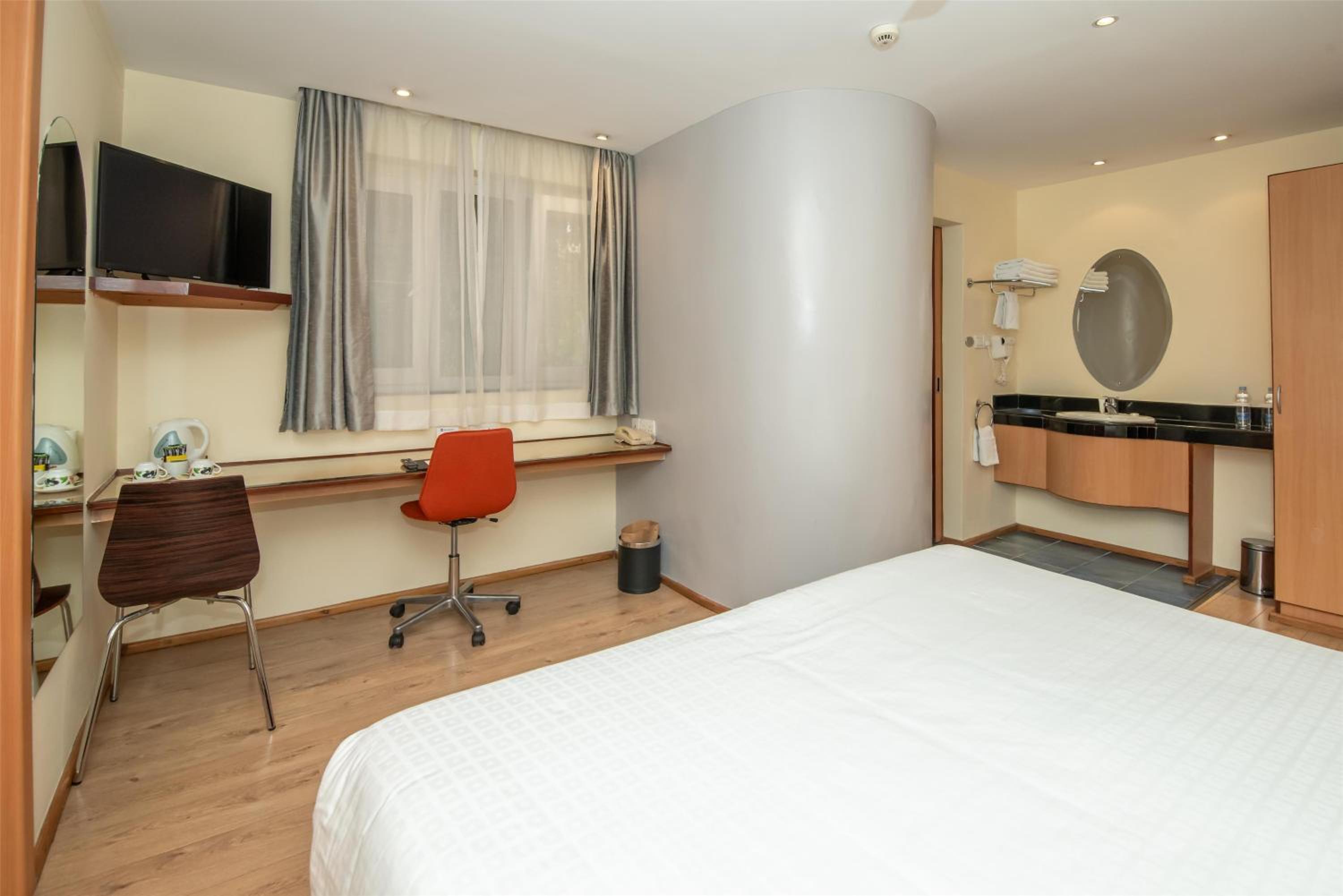 Family Room with One King and Bunk Bed - Non-Smoking