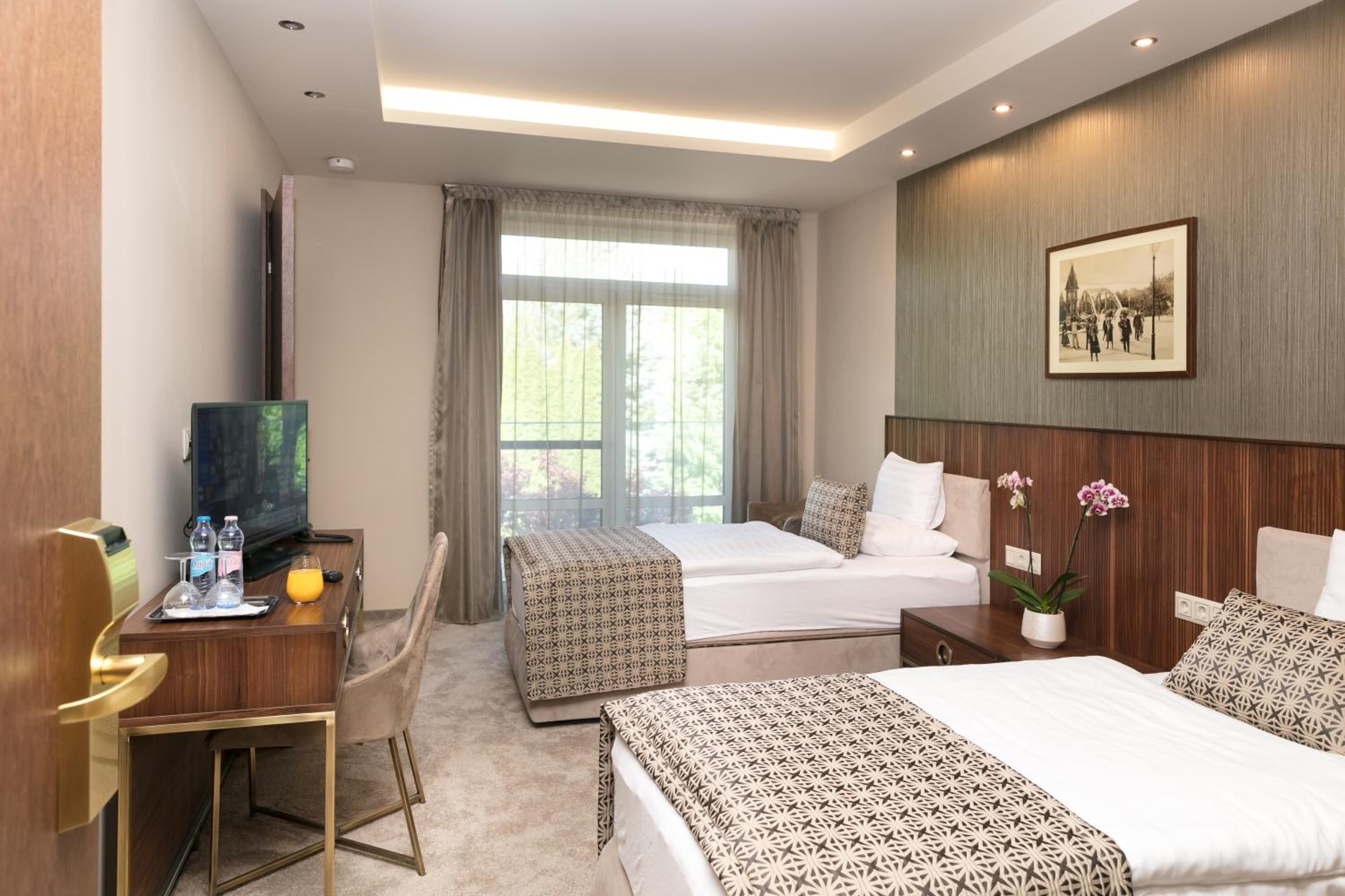 Deluxe Twin Room with Balcony and Extra Bed photo 2