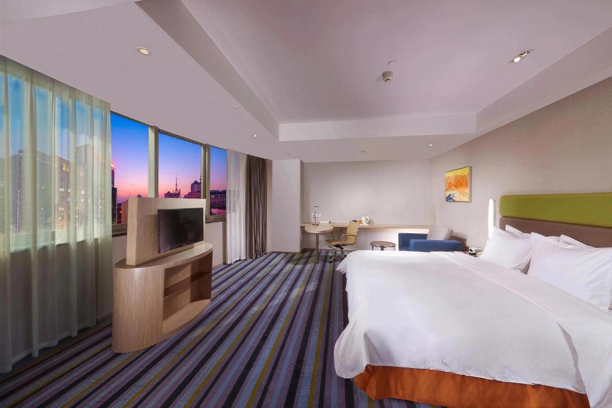 Standard King Room with City View