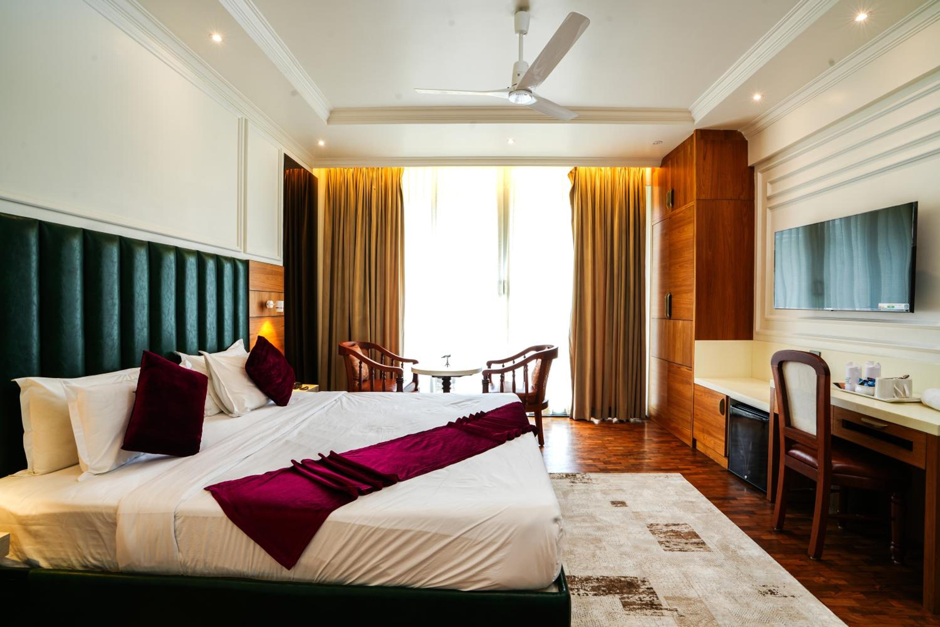 King Suite with Balcony photo 1