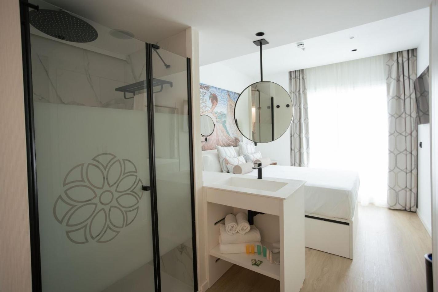 Double Room Double Room