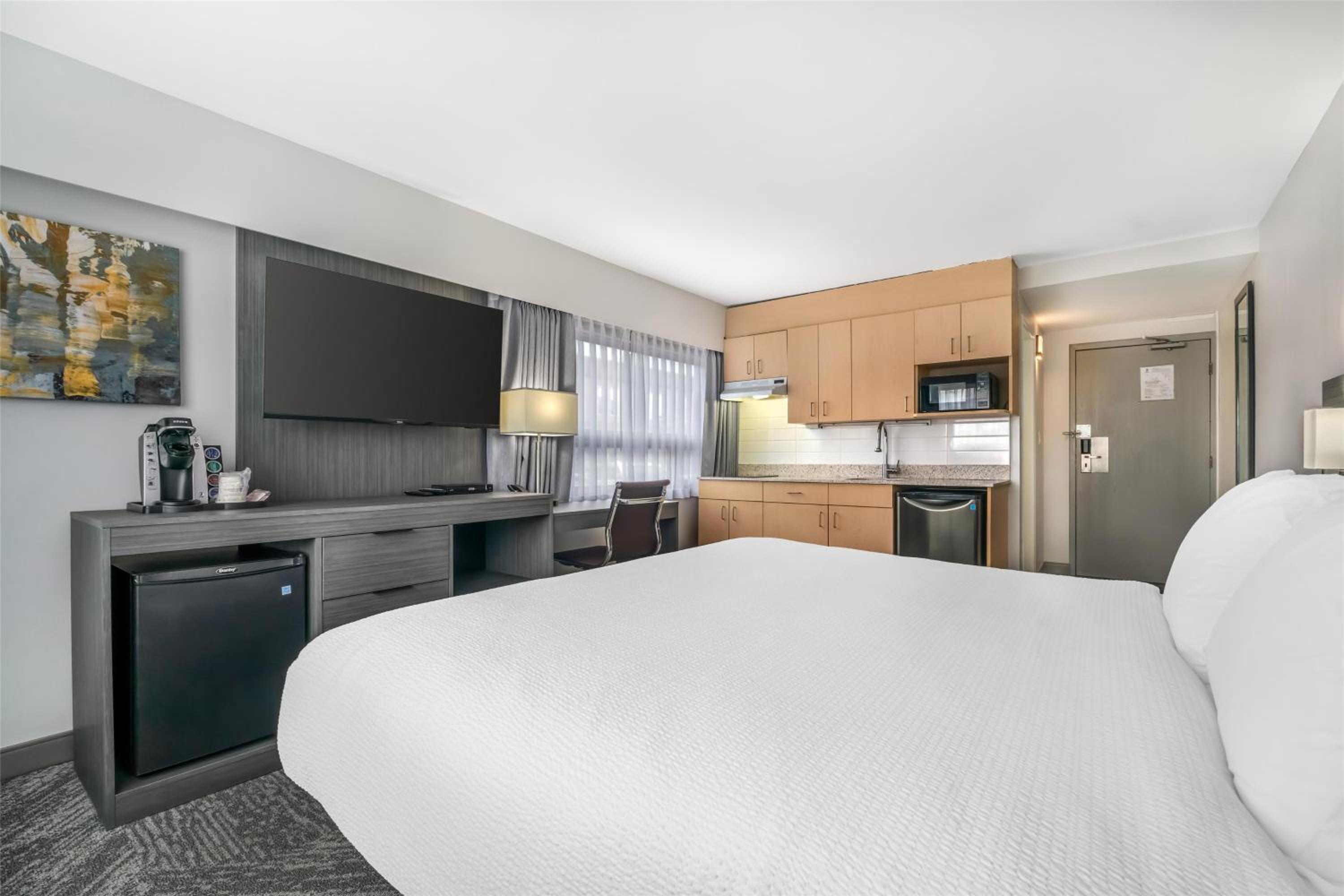 King Room with Kitchenette - Non-Smoking - Photo 2