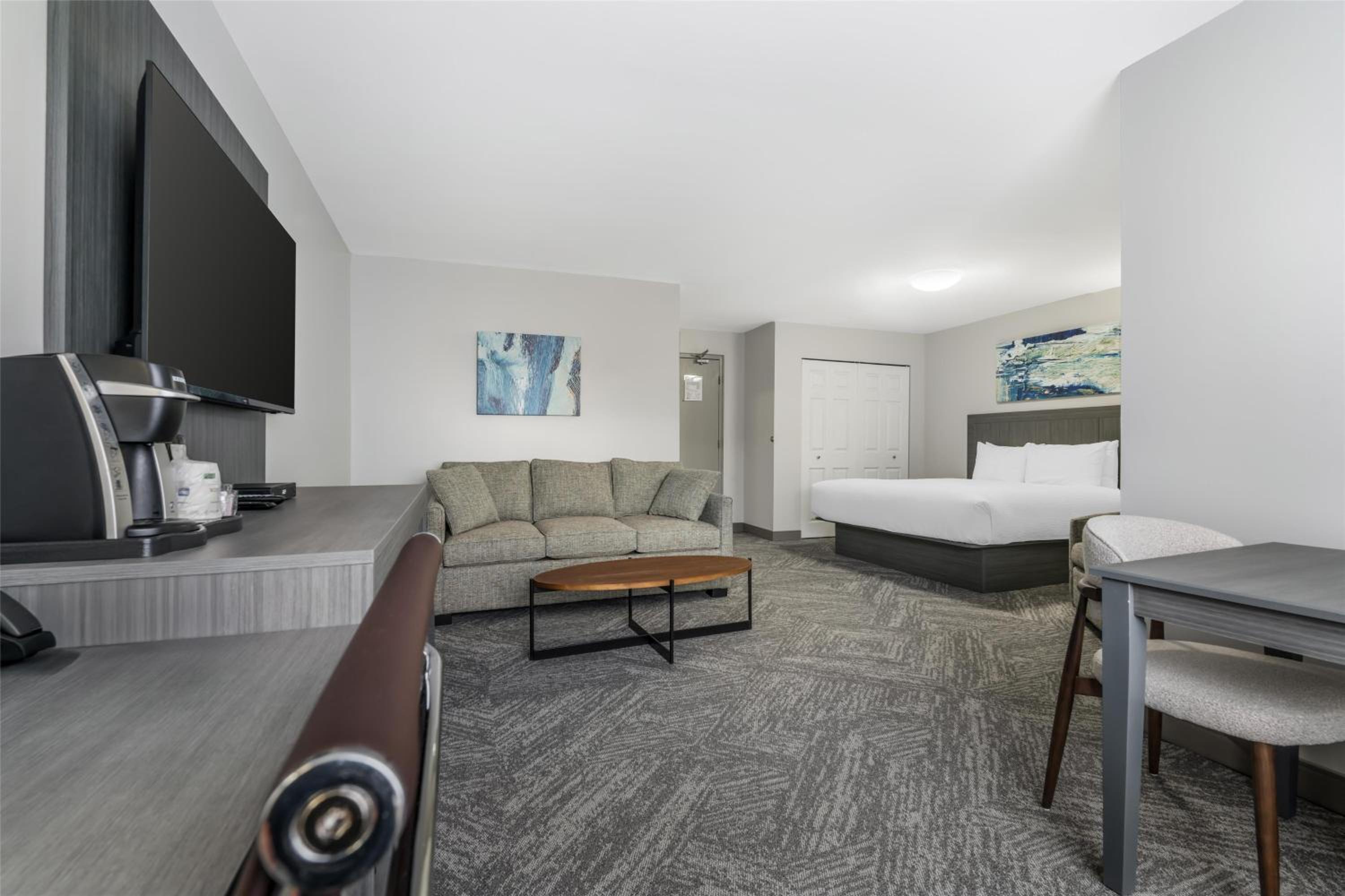 Larger King Room with Sofa Bed - Non-Smoking - Photo 1