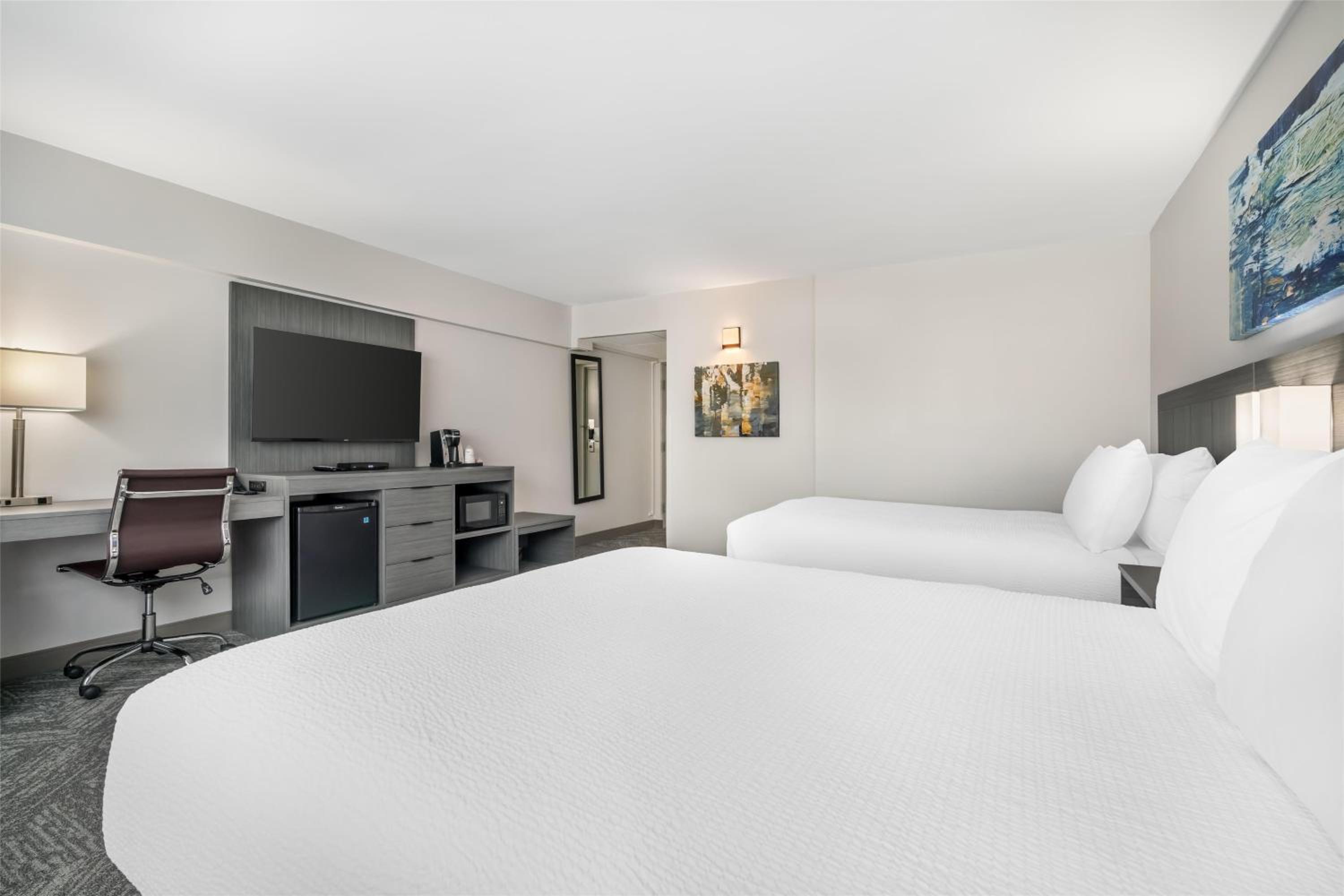 Queen Room with Two Queen Beds and Bath Tub - Disability Access - Photo 2
