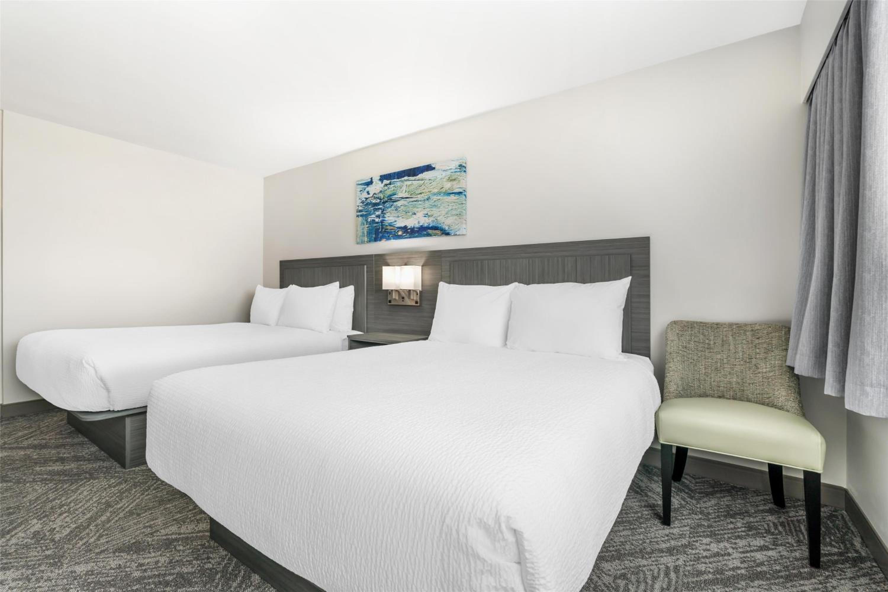 Queen Room with Two Queen Beds and Bath Tub - Disability Access - Photo 3
