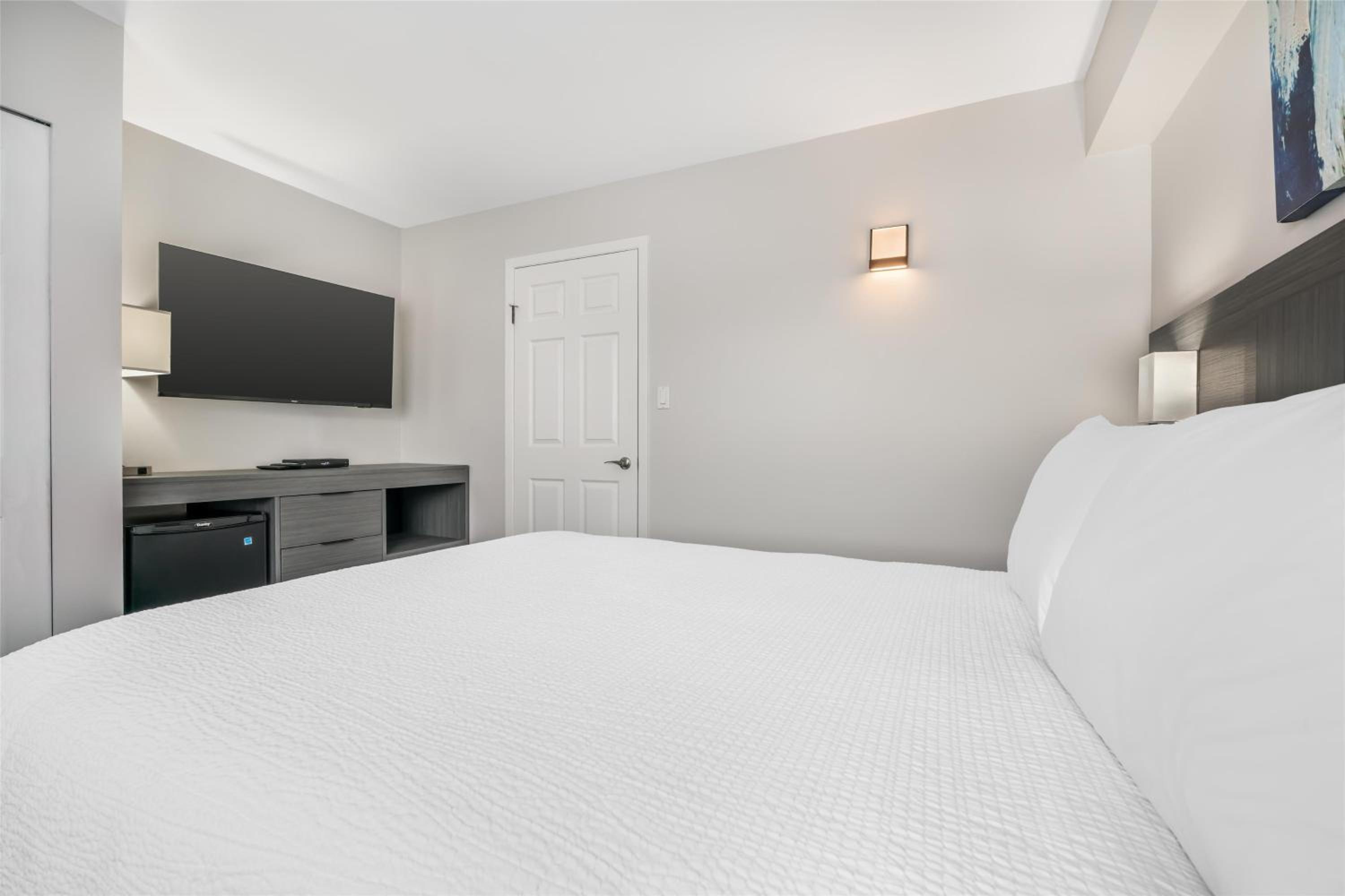 One-Bedroom Queen Suite with Sofa Bed and Full Kitchen - Non-Smoking
