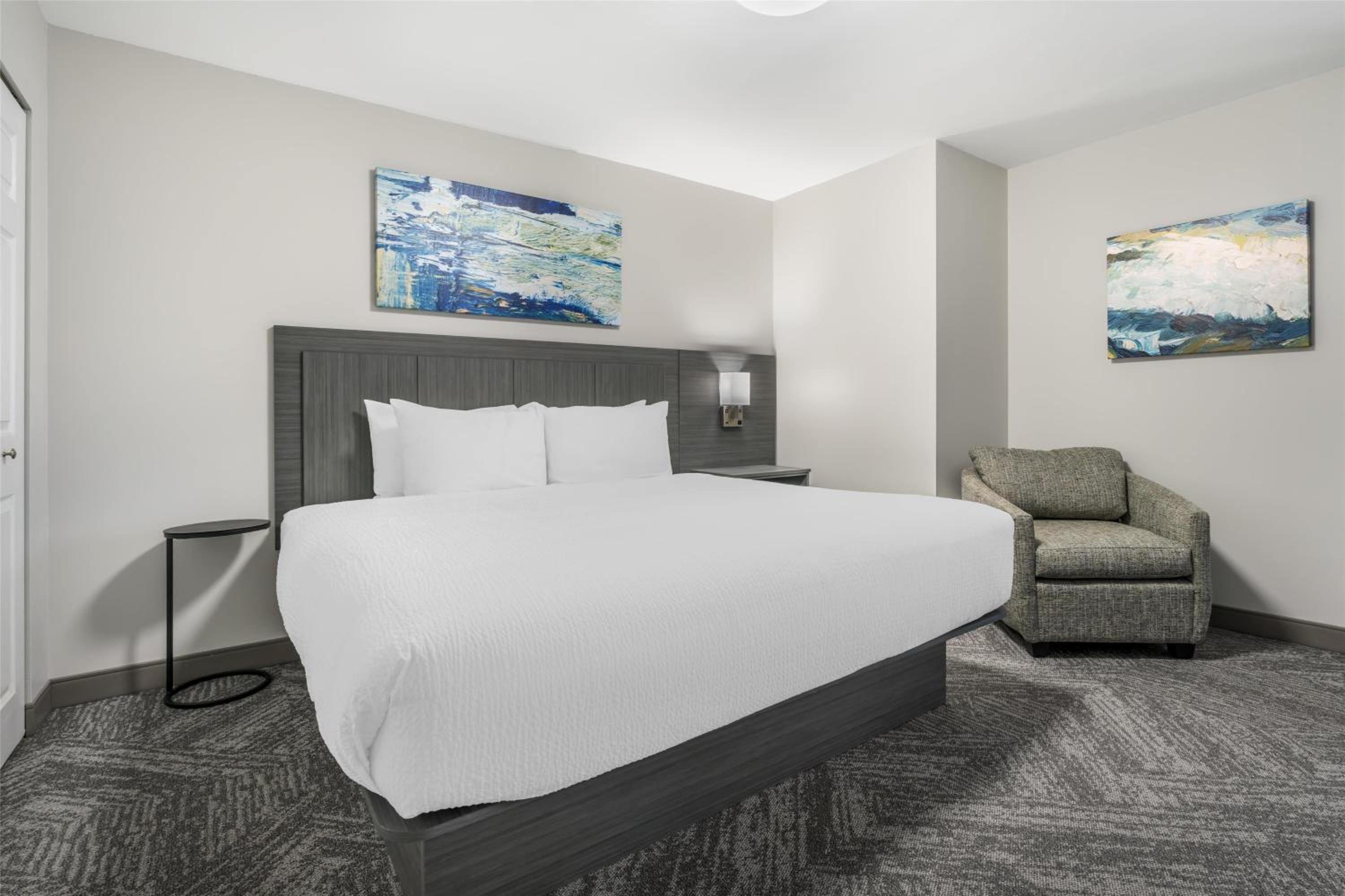 Larger King Room with Sofa Bed - Non-Smoking - Photo 2