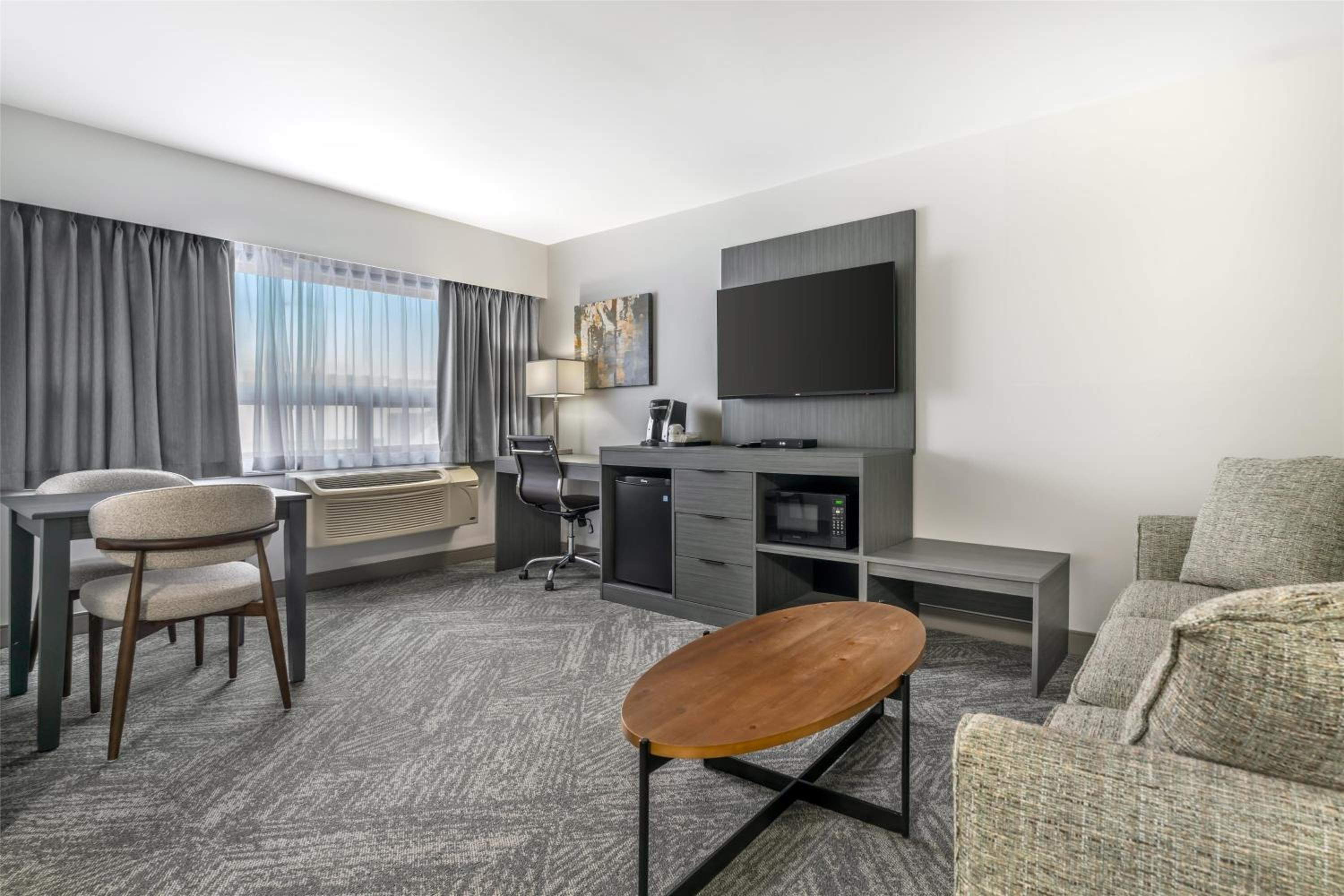 Larger King Room with Sofa Bed - Non-Smoking - Photo 3