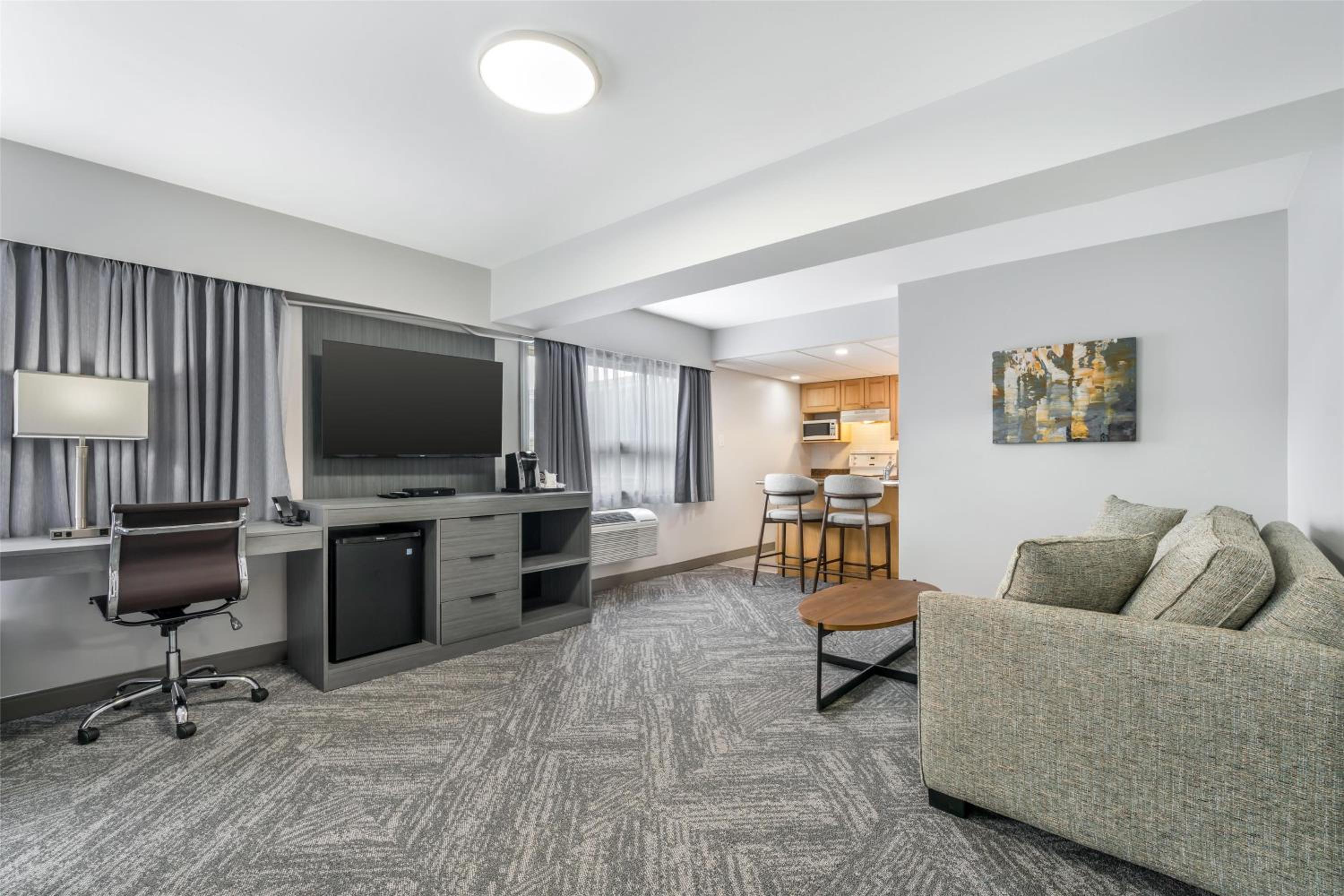 Larger King Room with Sofa Bed and Full Kitchen - Non-Smoking - Photo 3