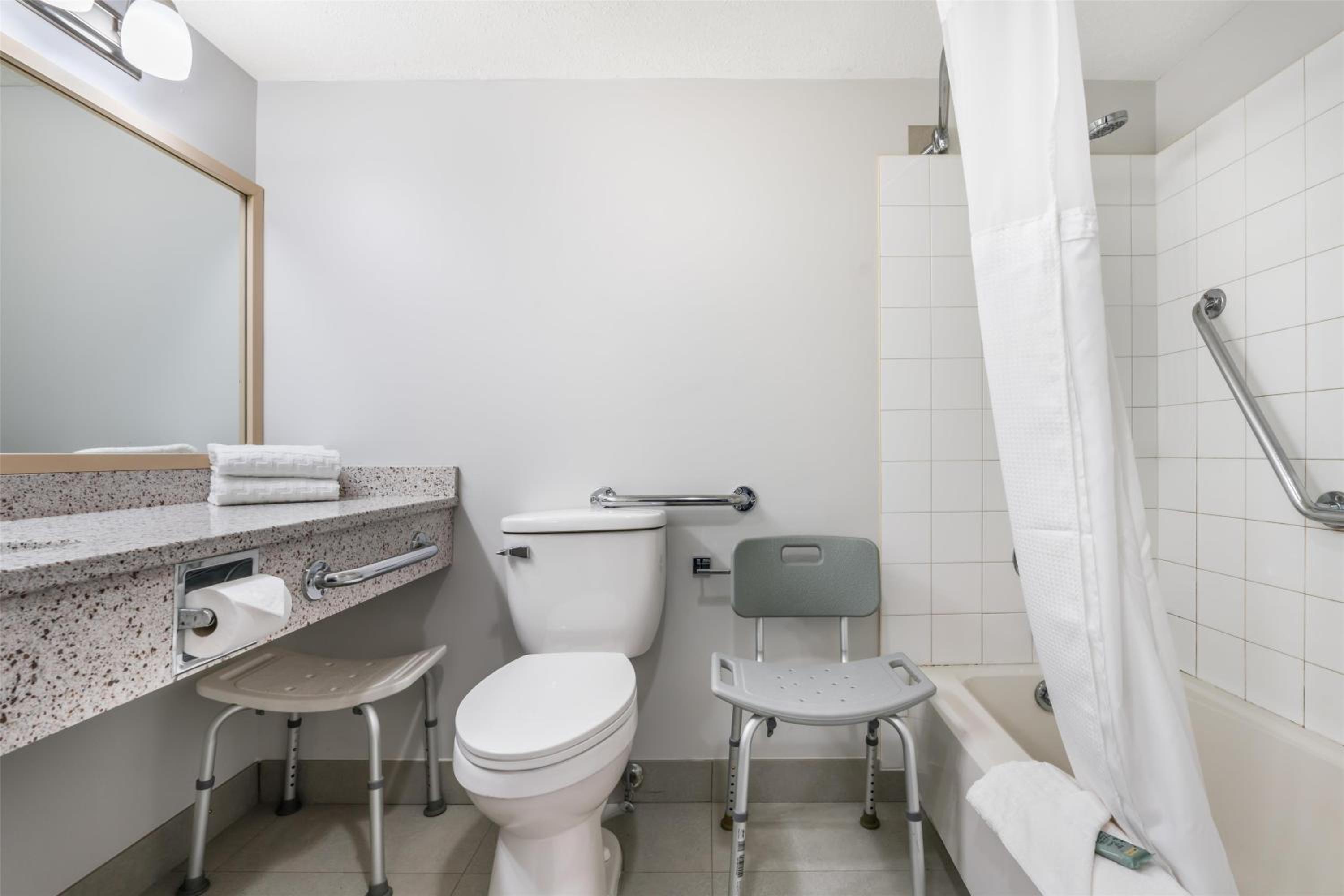 Queen Room with Two Queen Beds and Bath Tub - Disability Access - Photo 4