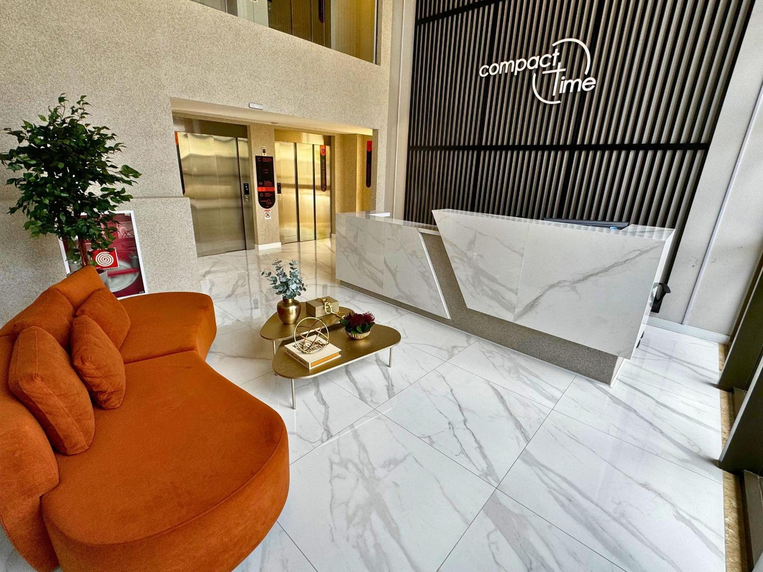 Deluxe One-Bedroom Apartment with City View photo 3
