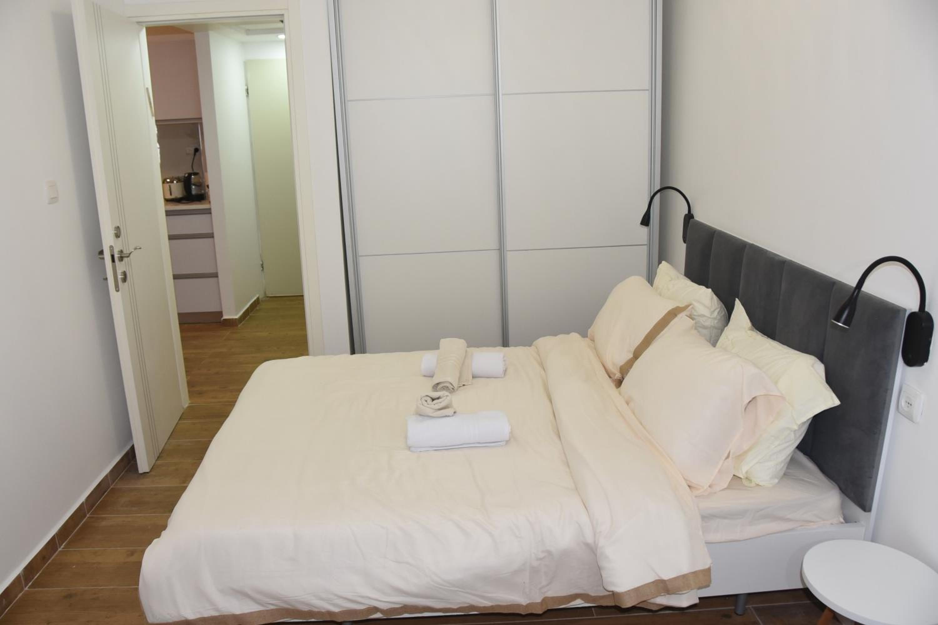 Apartment with Balcony photo 3