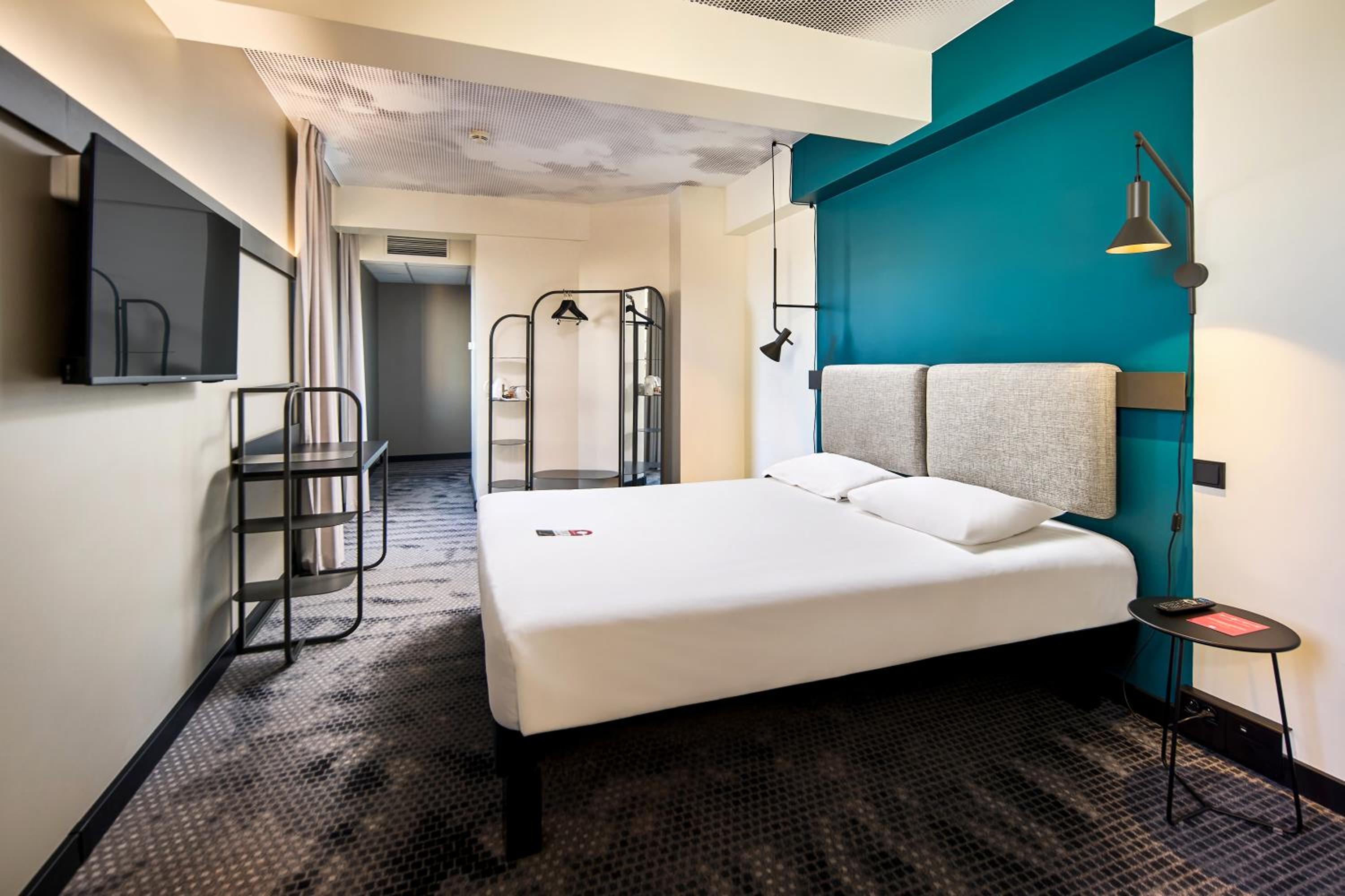 Executive Double Room with Balcony thumbnail 6