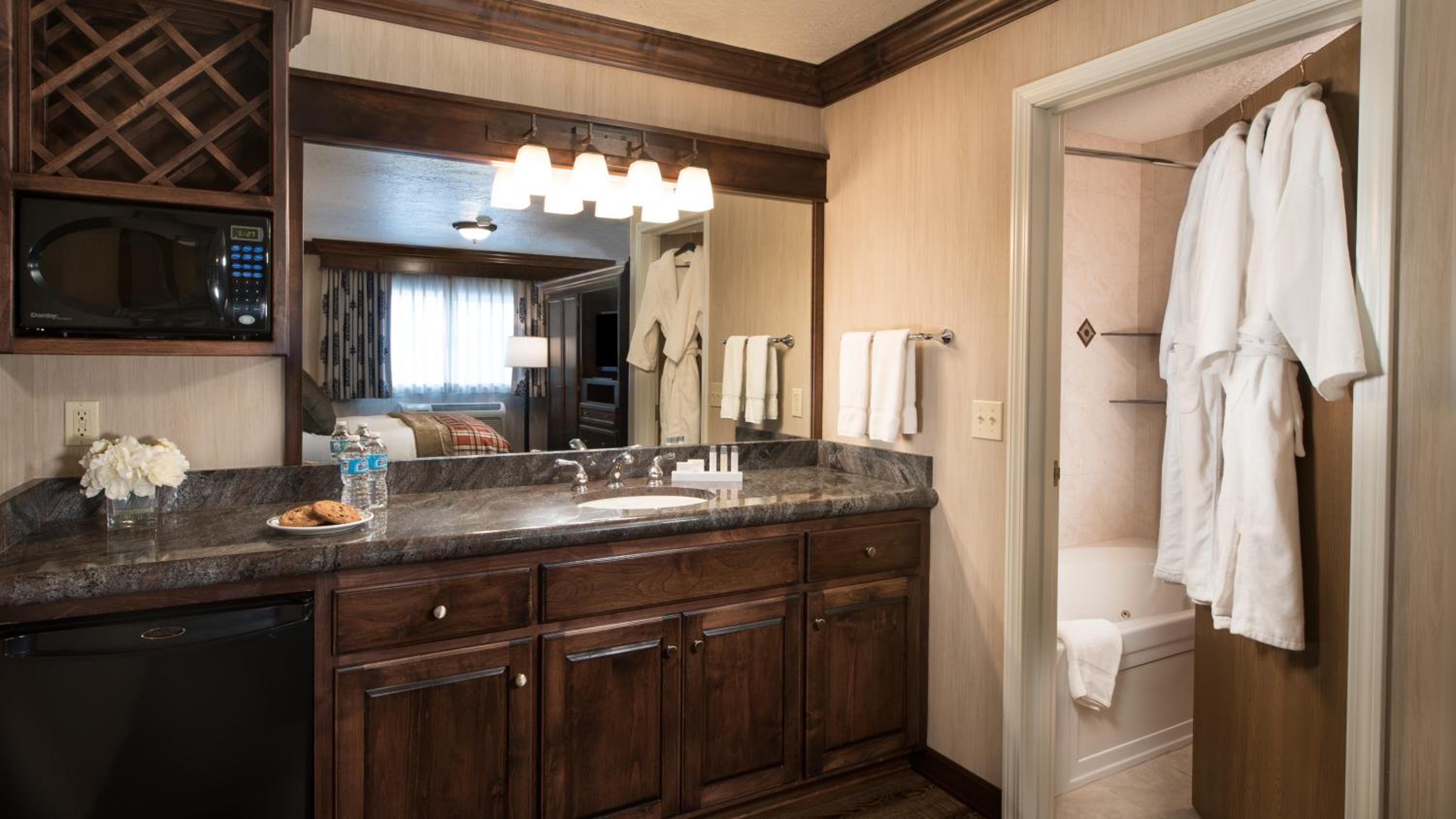 Executive King Suite - Non-Smoking - Photo 5