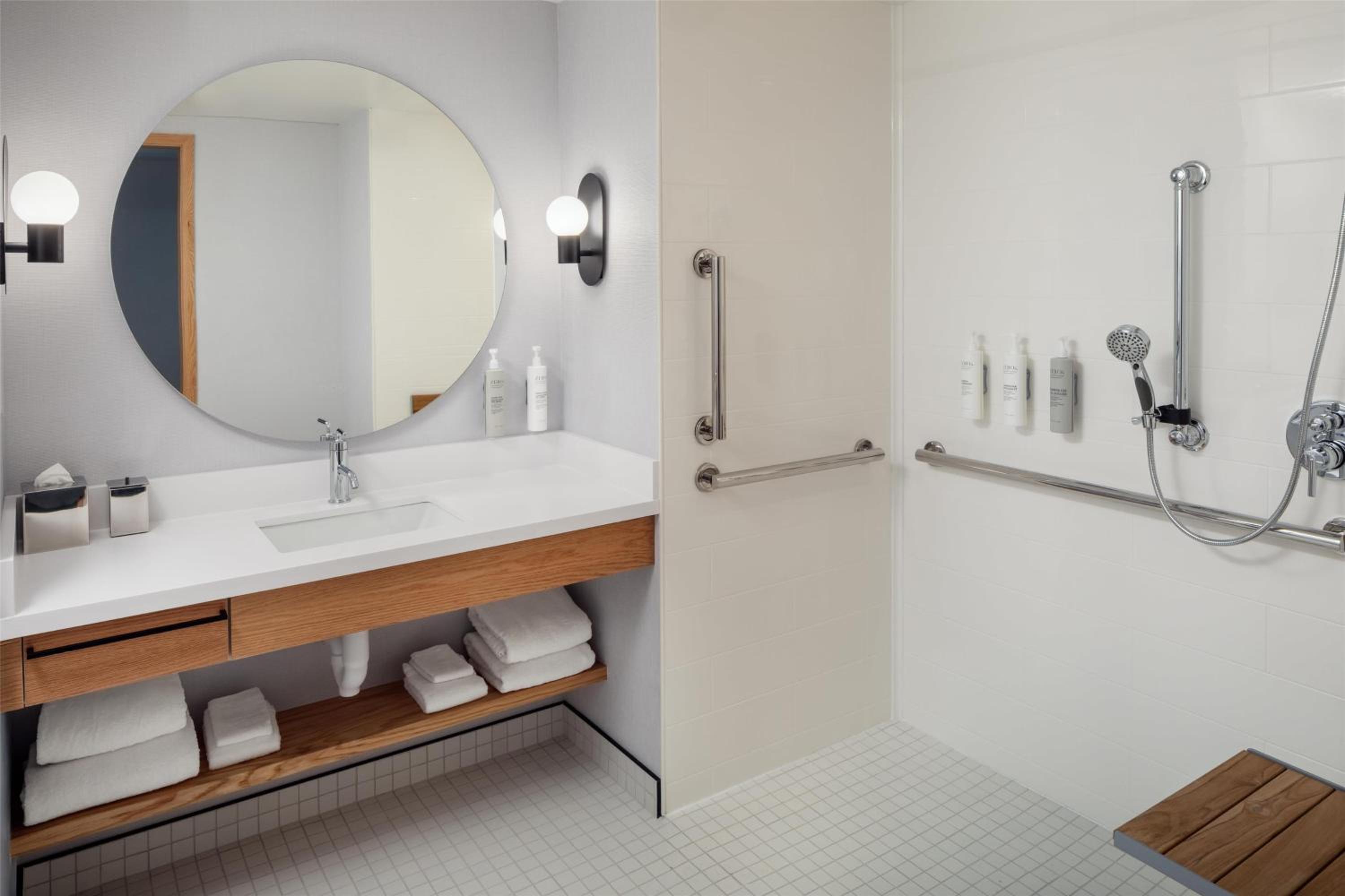 Queen Studio with Roll-In Shower - Mobility Accessible - Photo 3