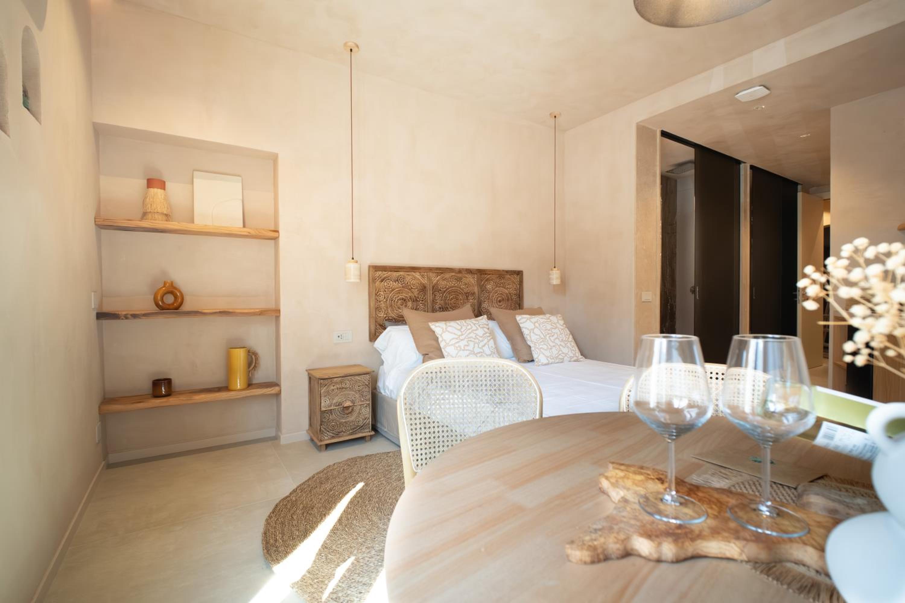 Deluxe One-Bedroom Apartment