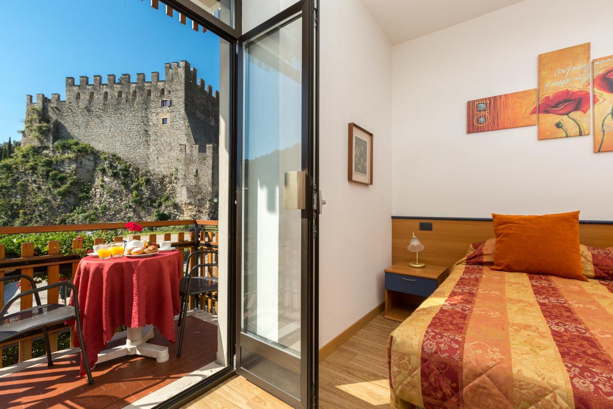 Double Room with Balcony with Castle View - Photo 8