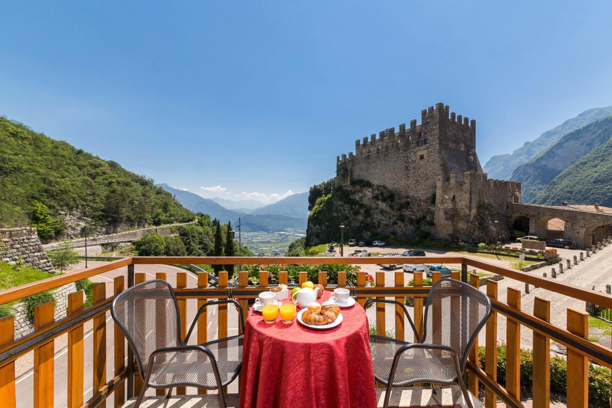 Double Room with Balcony with Castle View - Photo 6