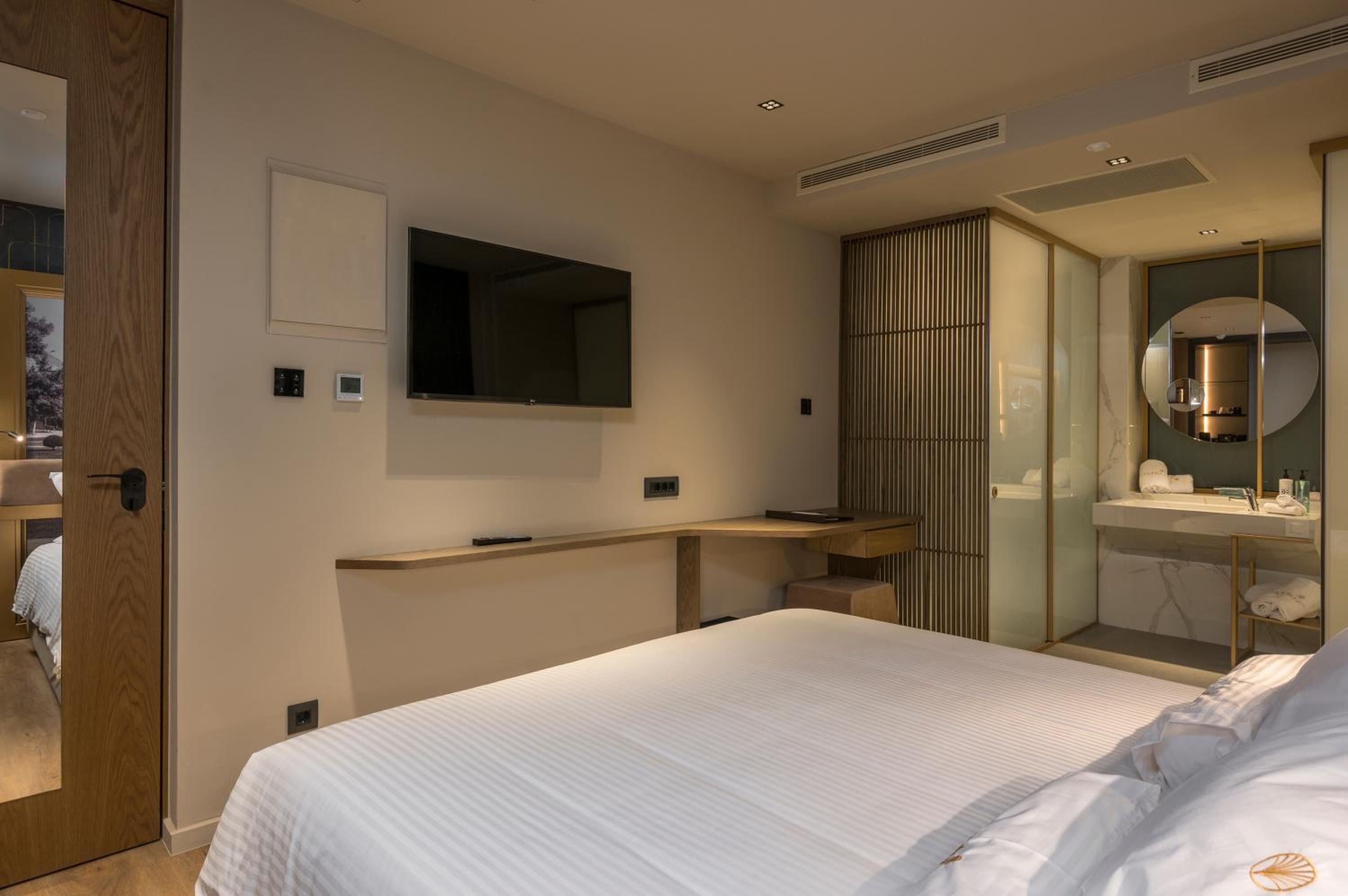 Cozy Queen Room - Photo 3