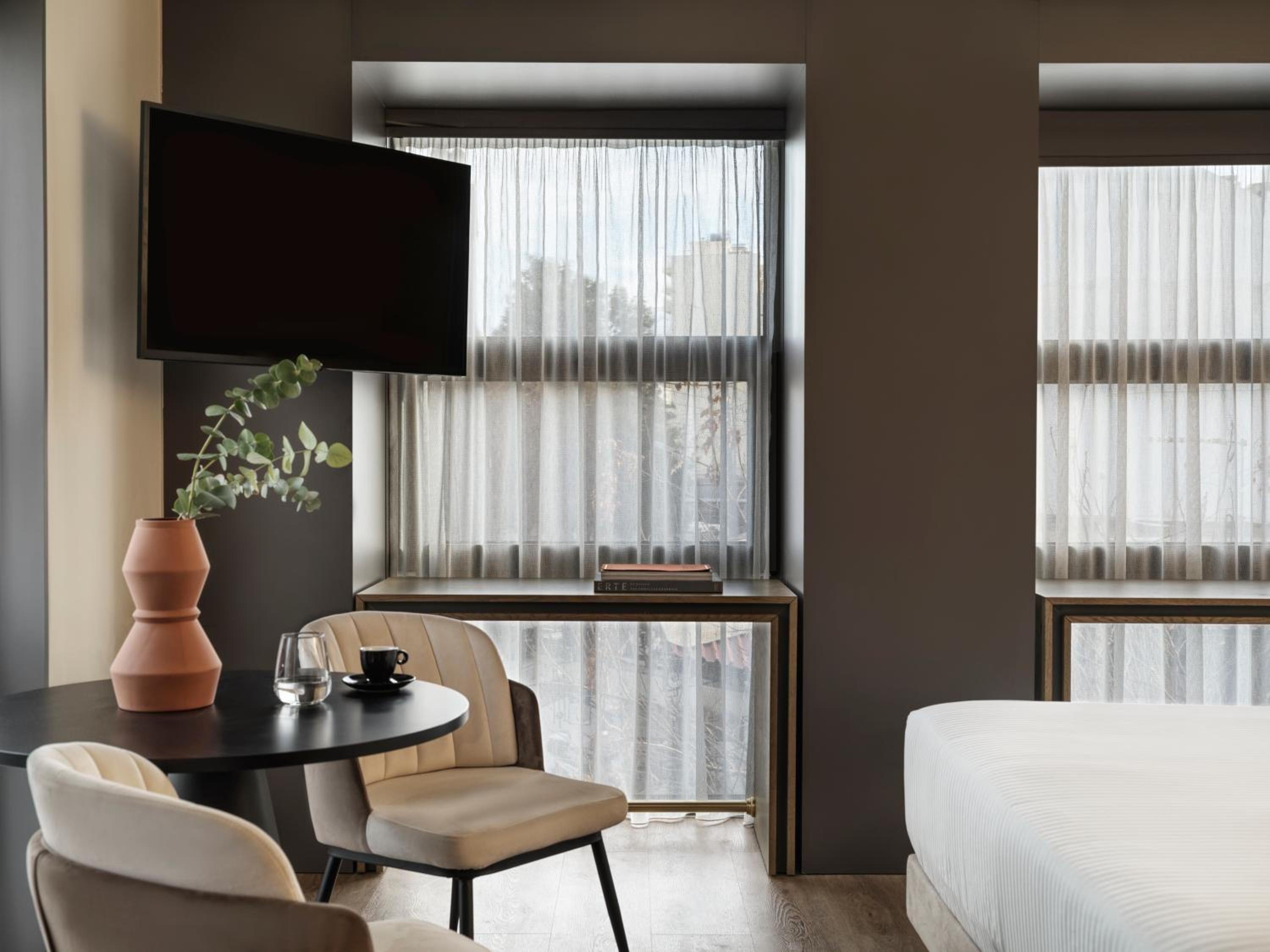 Premium King Room with Balcony - Photo 5