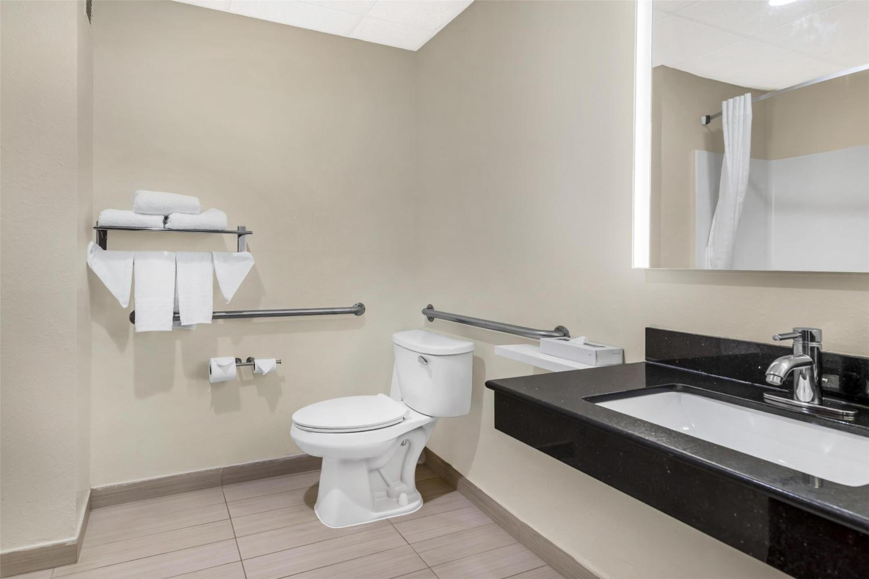 Queen Room with Bath Tub - Disability Access/First Floor/Non-Smoking - Photo 3