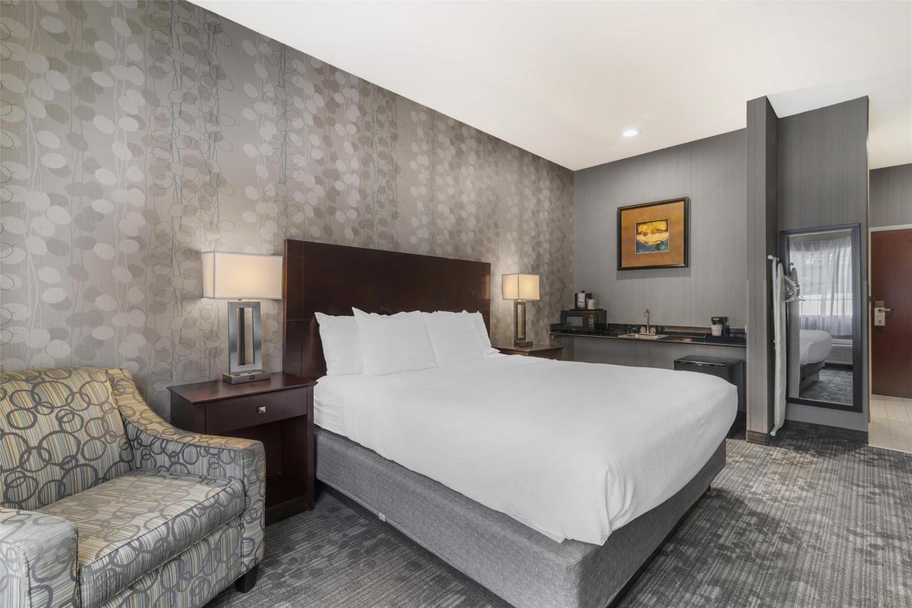 Queen Room with Bath Tub - Disability Access/First Floor/Non-Smoking - Photo 2