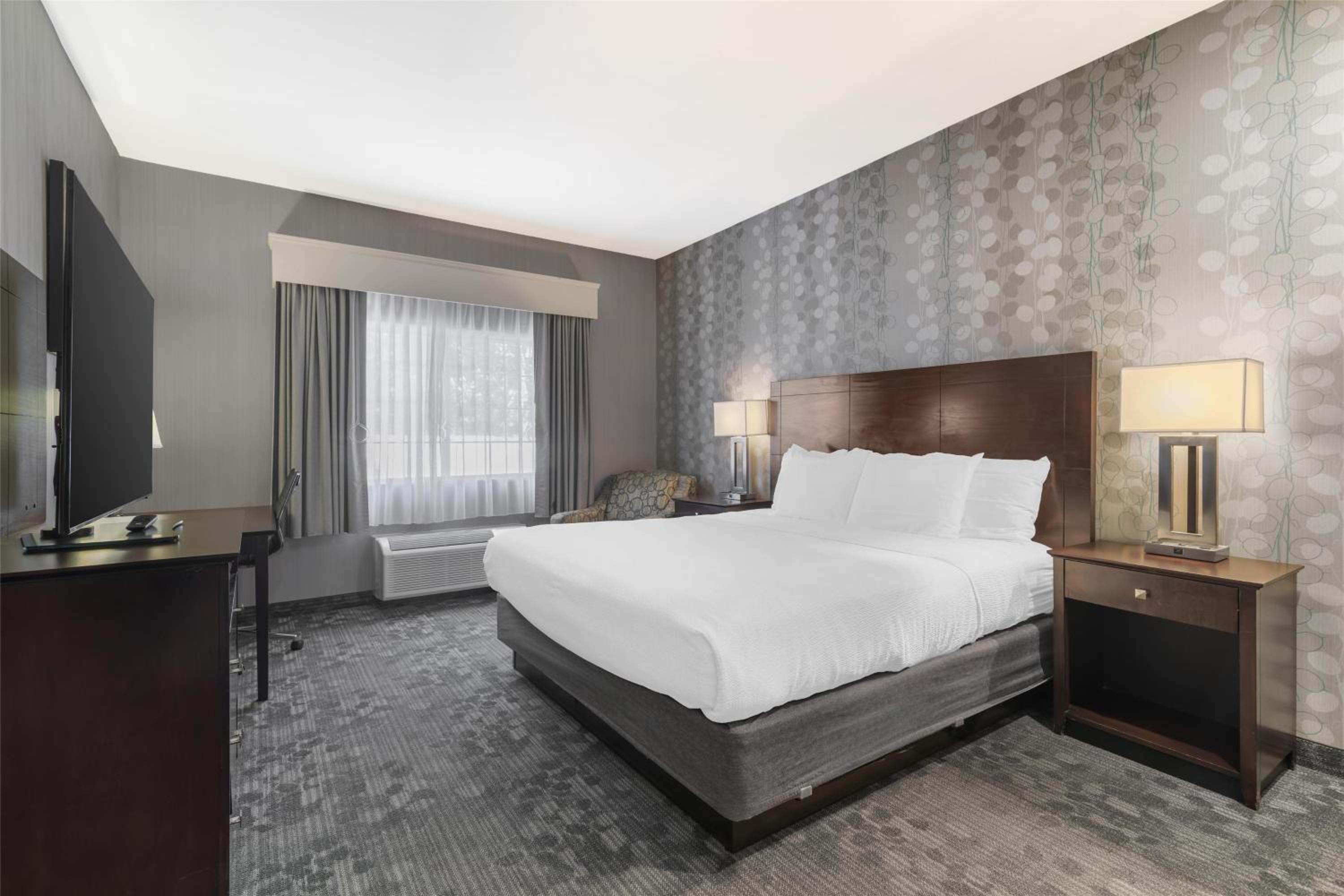 Queen Room with Bath Tub - Disability Access/First Floor/Non-Smoking - Photo 1