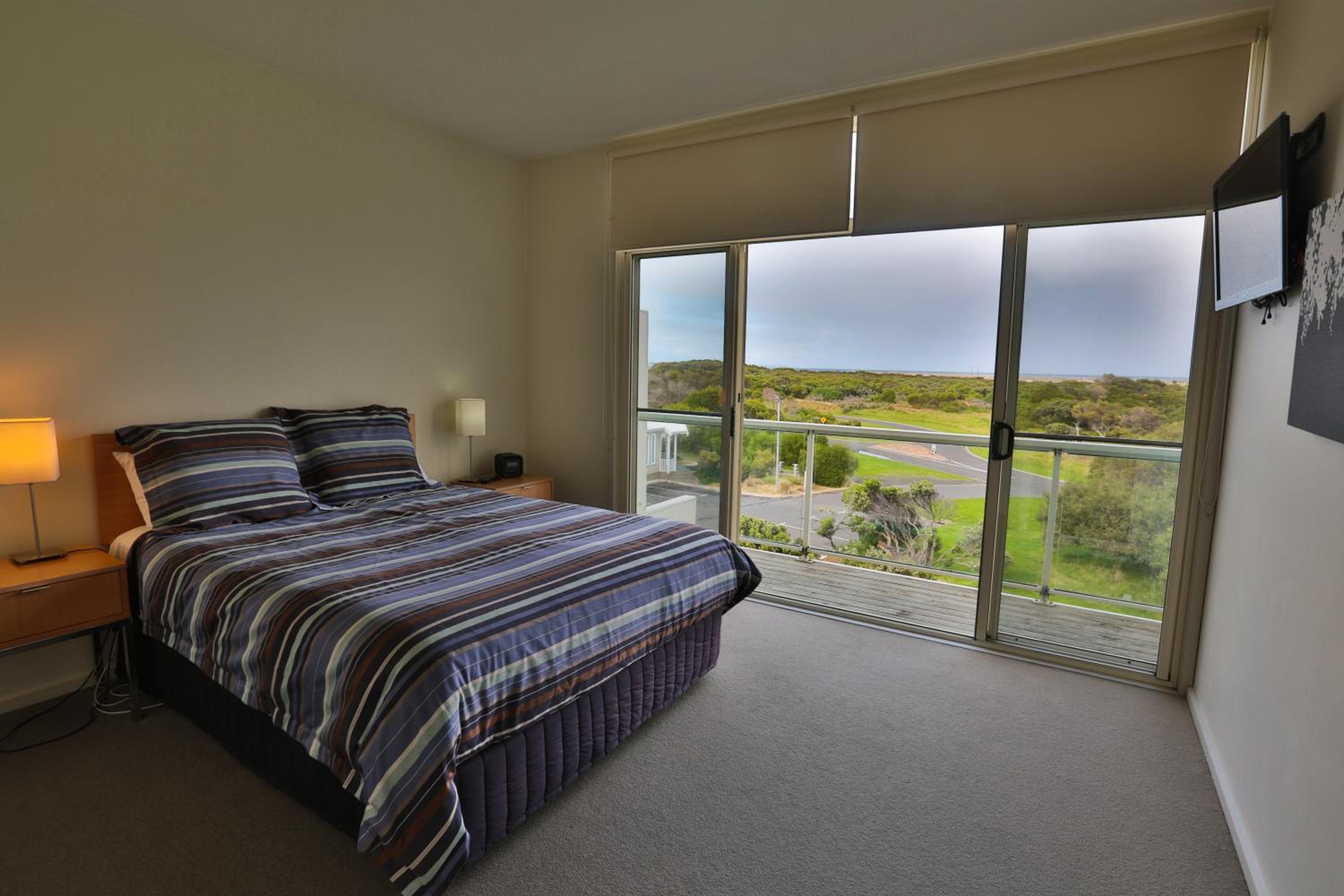 Three-Bedroom Apartment with Spa Bath - Stairs photo 2