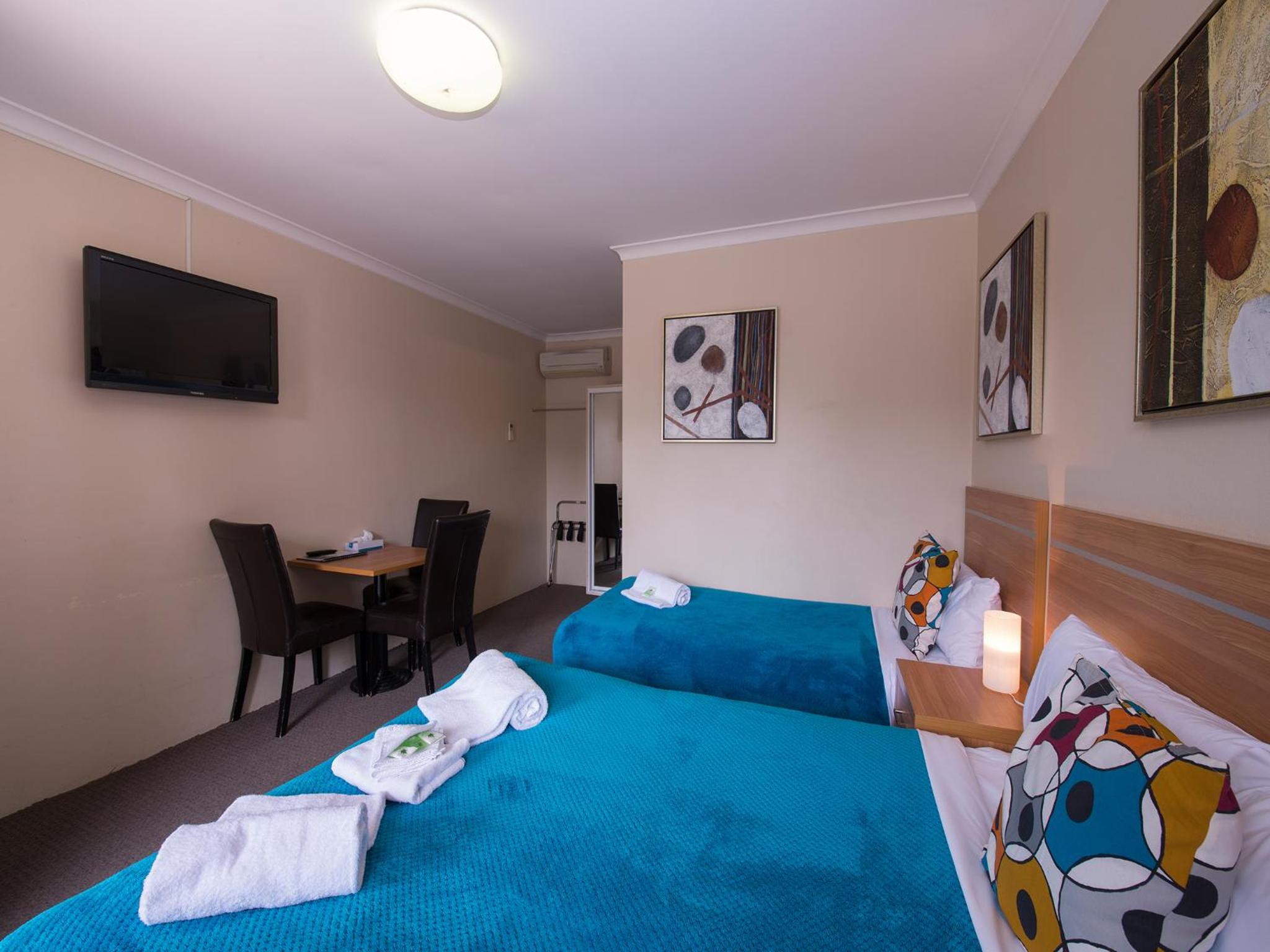Standard Twin Room - Photo 11
