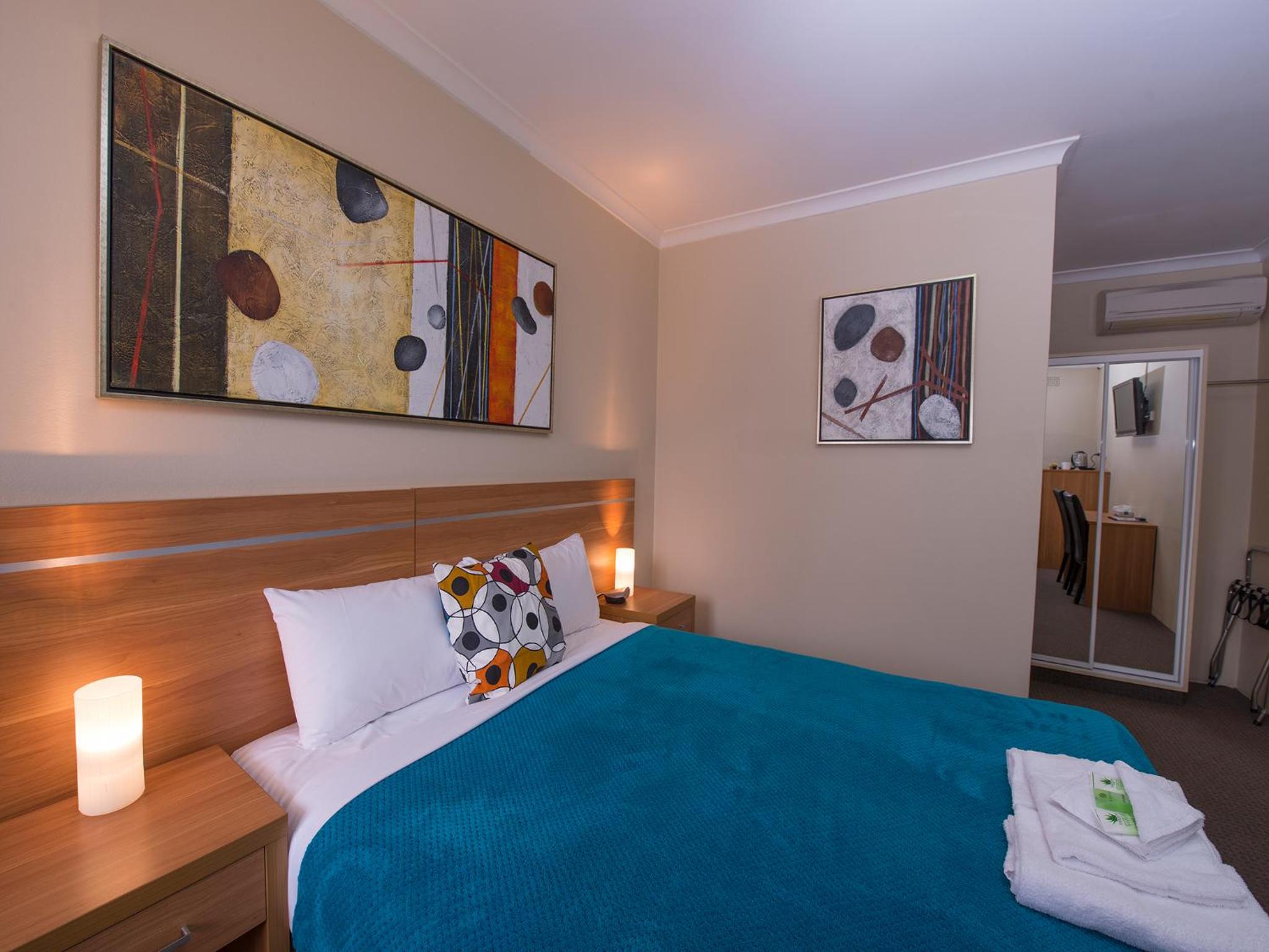 Standard Queen Room - Photo 8