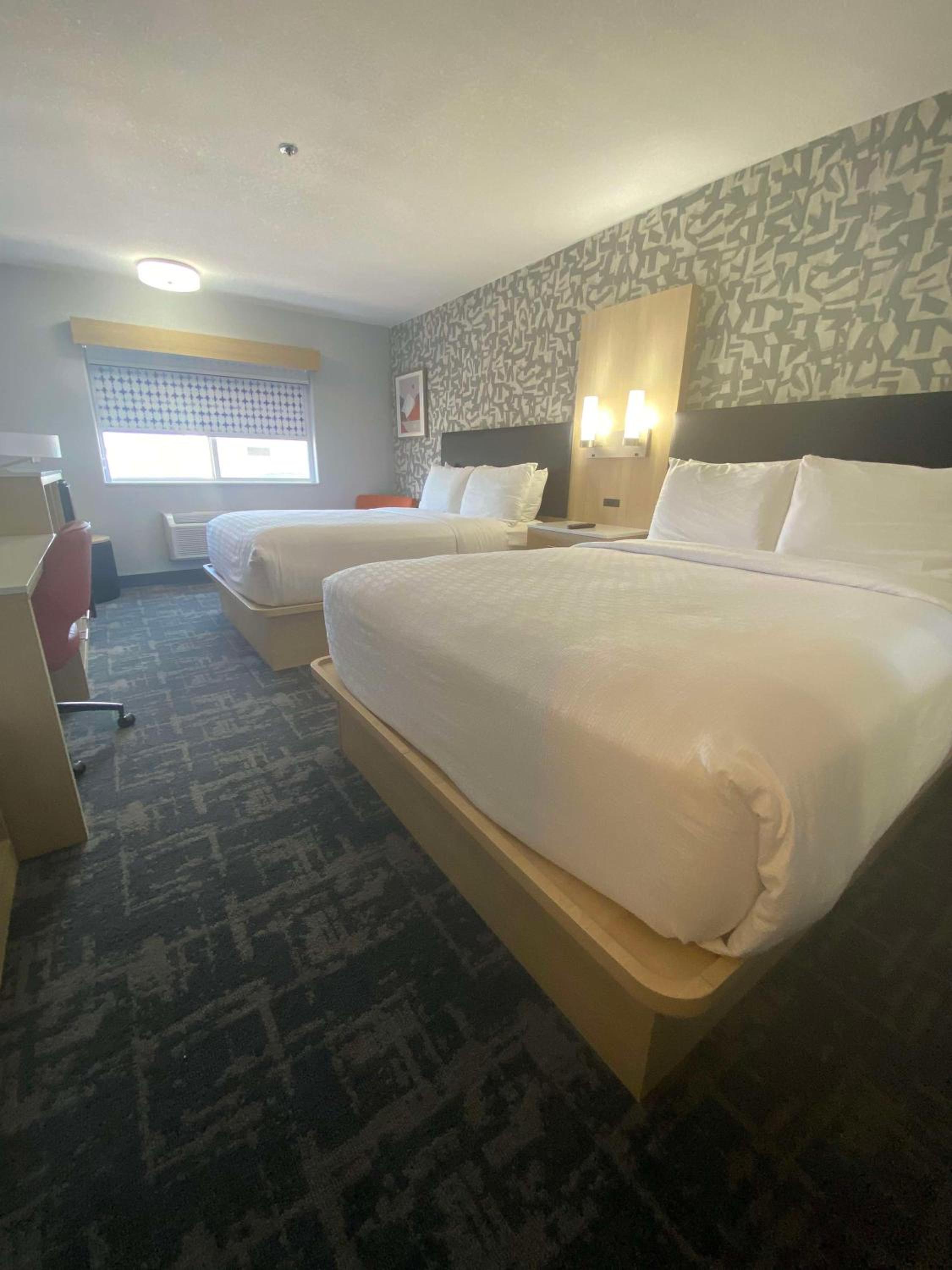 Queen Room with Two Queen Beds and Walk-In Shower - Non-Smoking - Photo 2