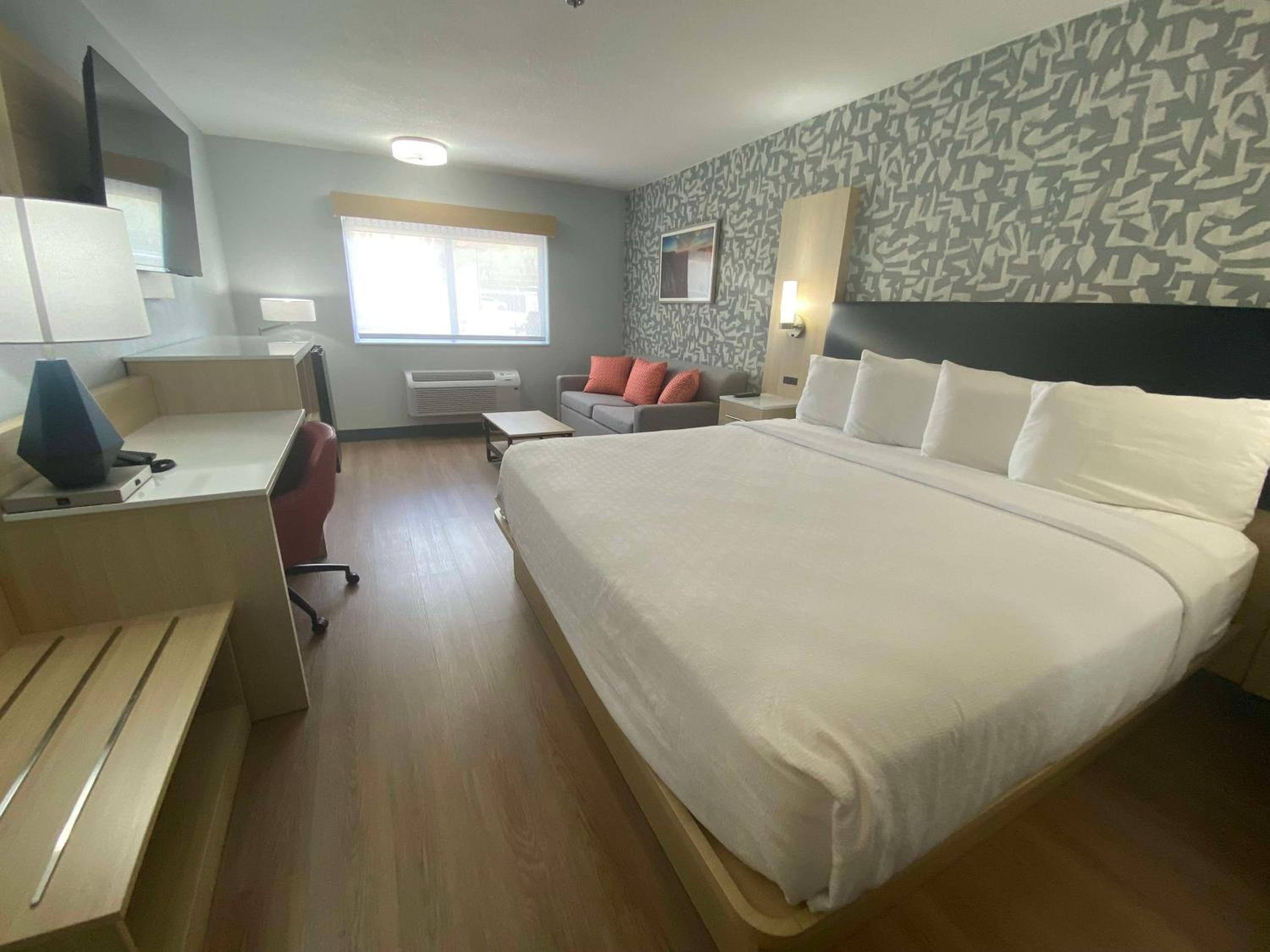 King Suite with Sofa Bed and Walk-In Shower - Non-Smoking - Photo 11