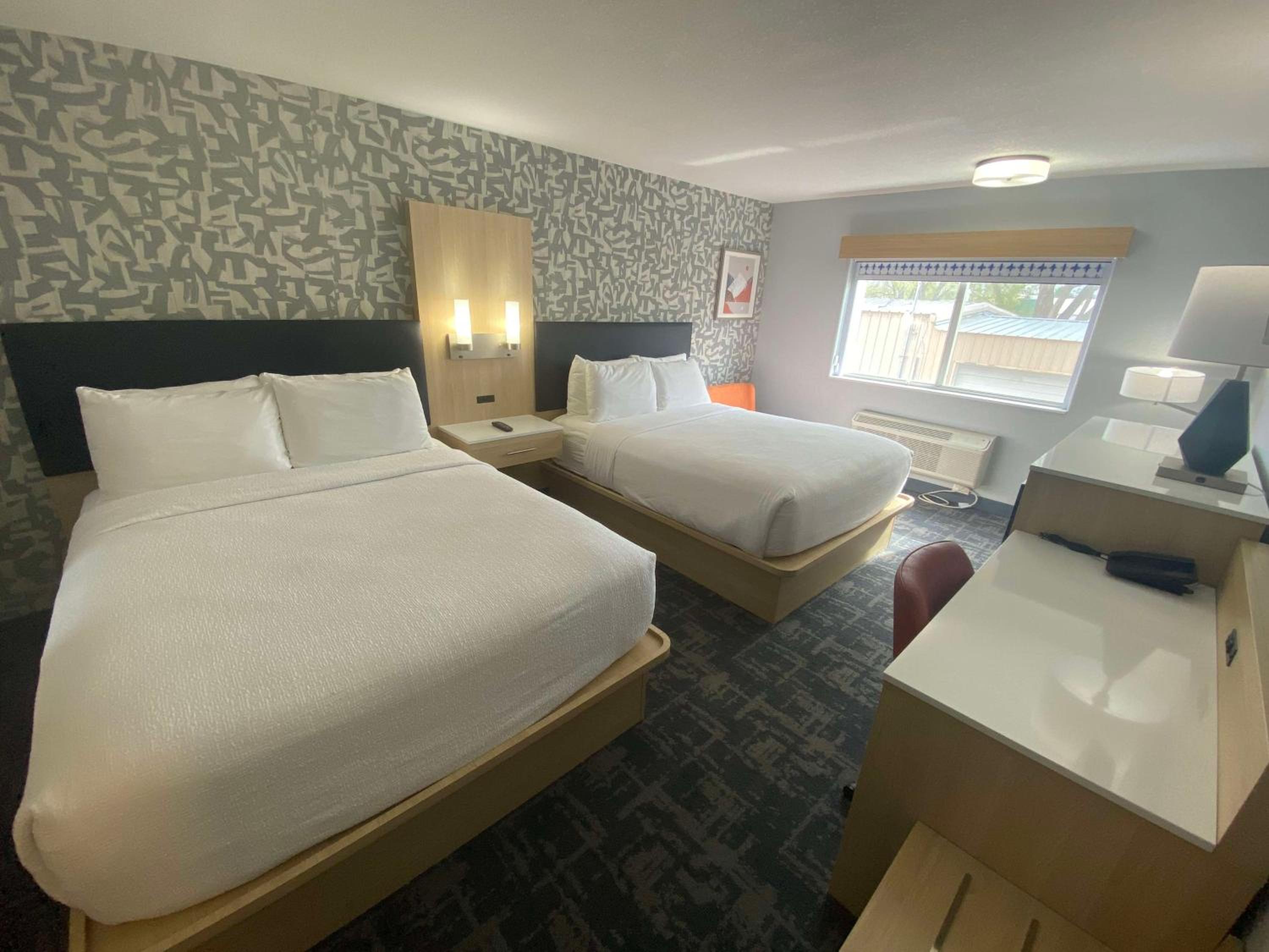 Queen Room with Two Queen Beds and Walk-In Shower - Non-Smoking - Photo 3