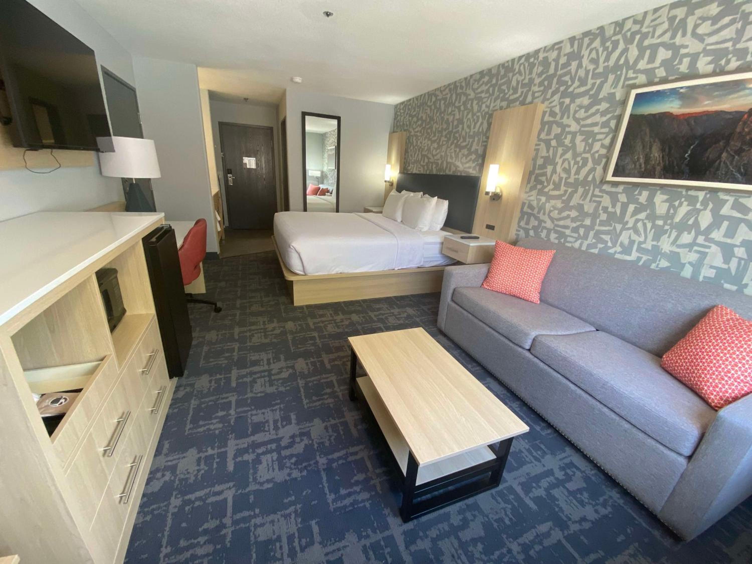 King Suite with Sofa Bed and Walk-In Shower - Non-Smoking - Photo 1