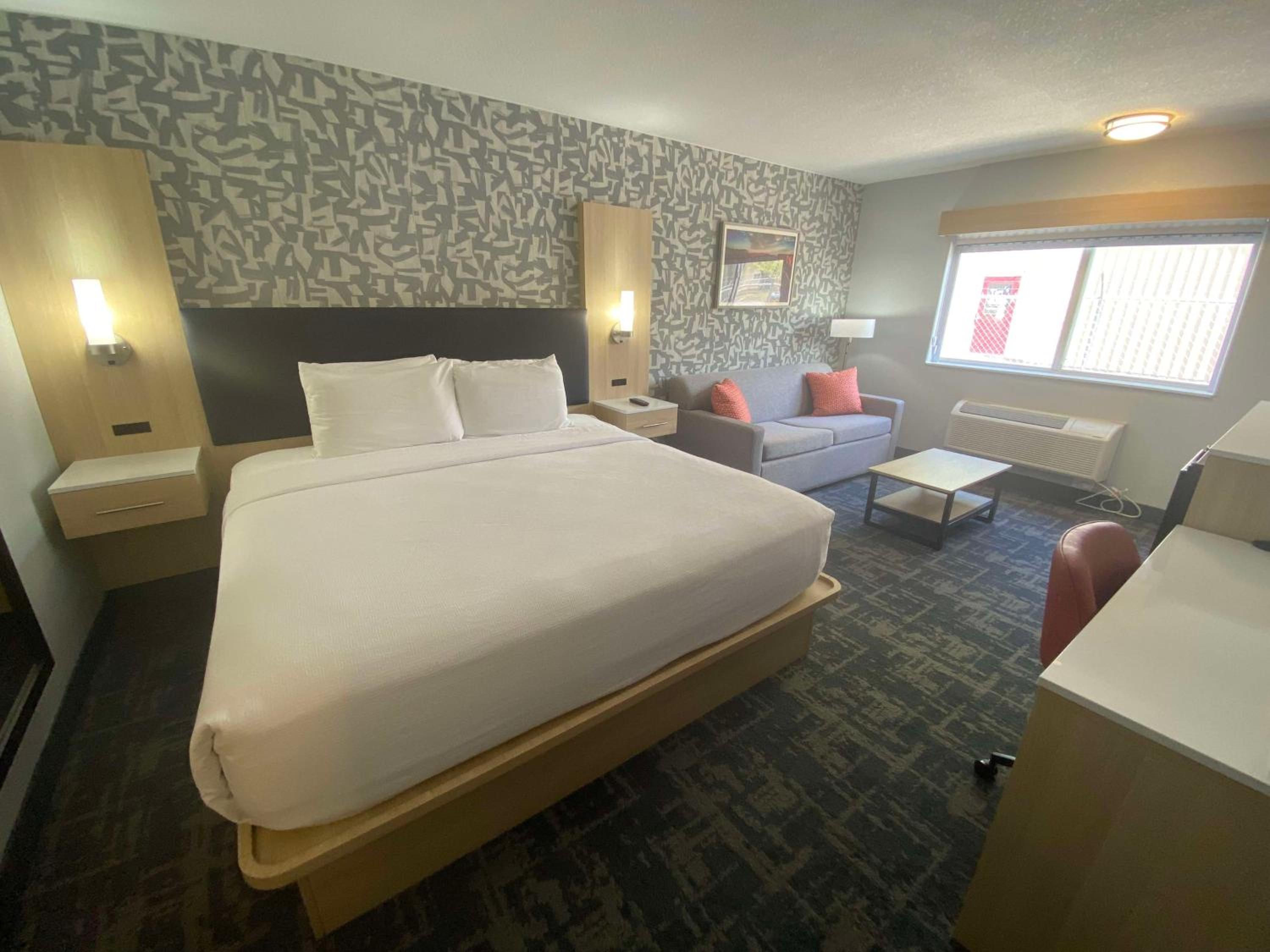 King Suite with Sofa Bed and Walk-In Shower - Non-Smoking - Photo 2