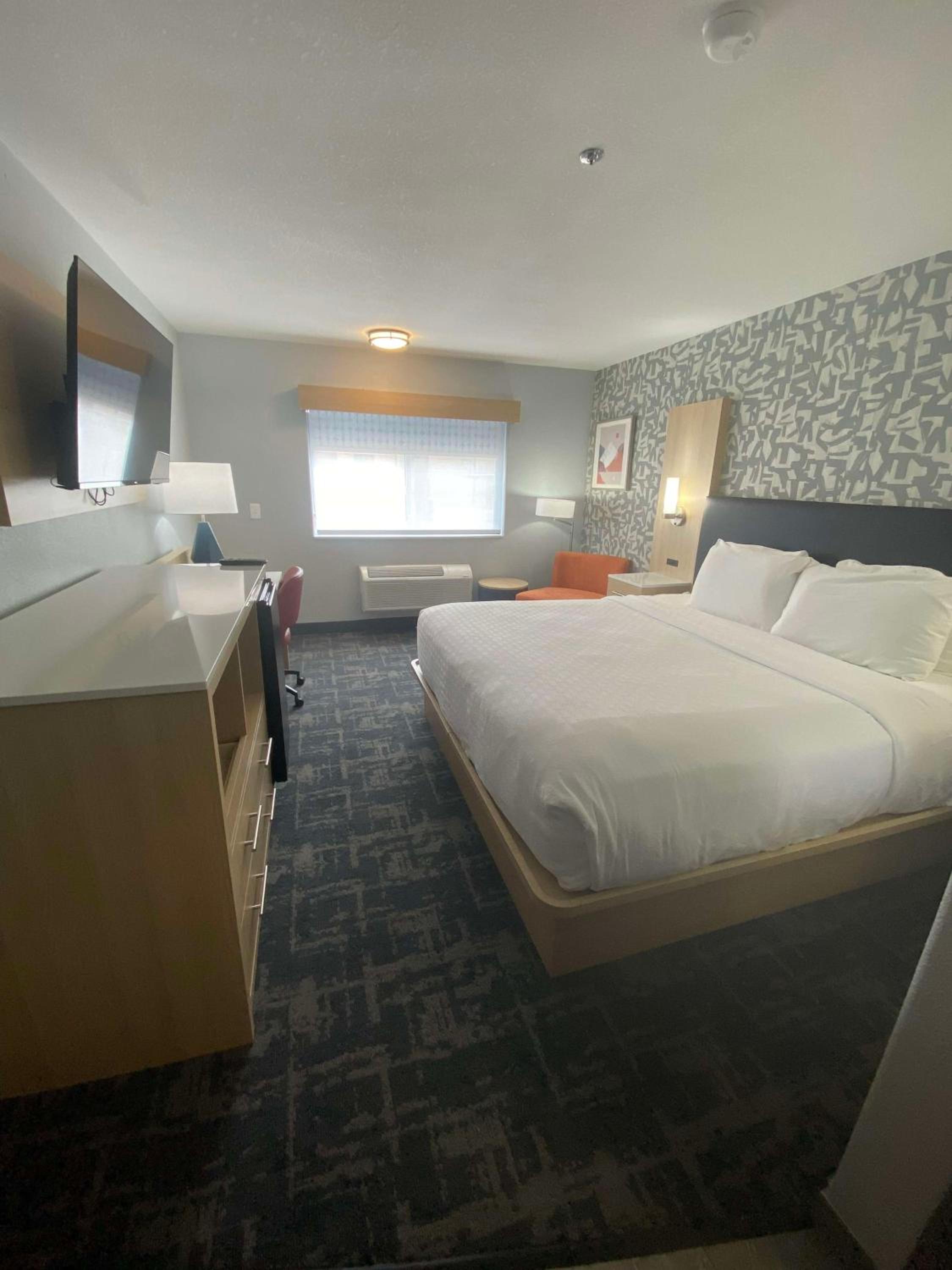 King Room with Walk-in Shower - Non-Smoking - Photo 1