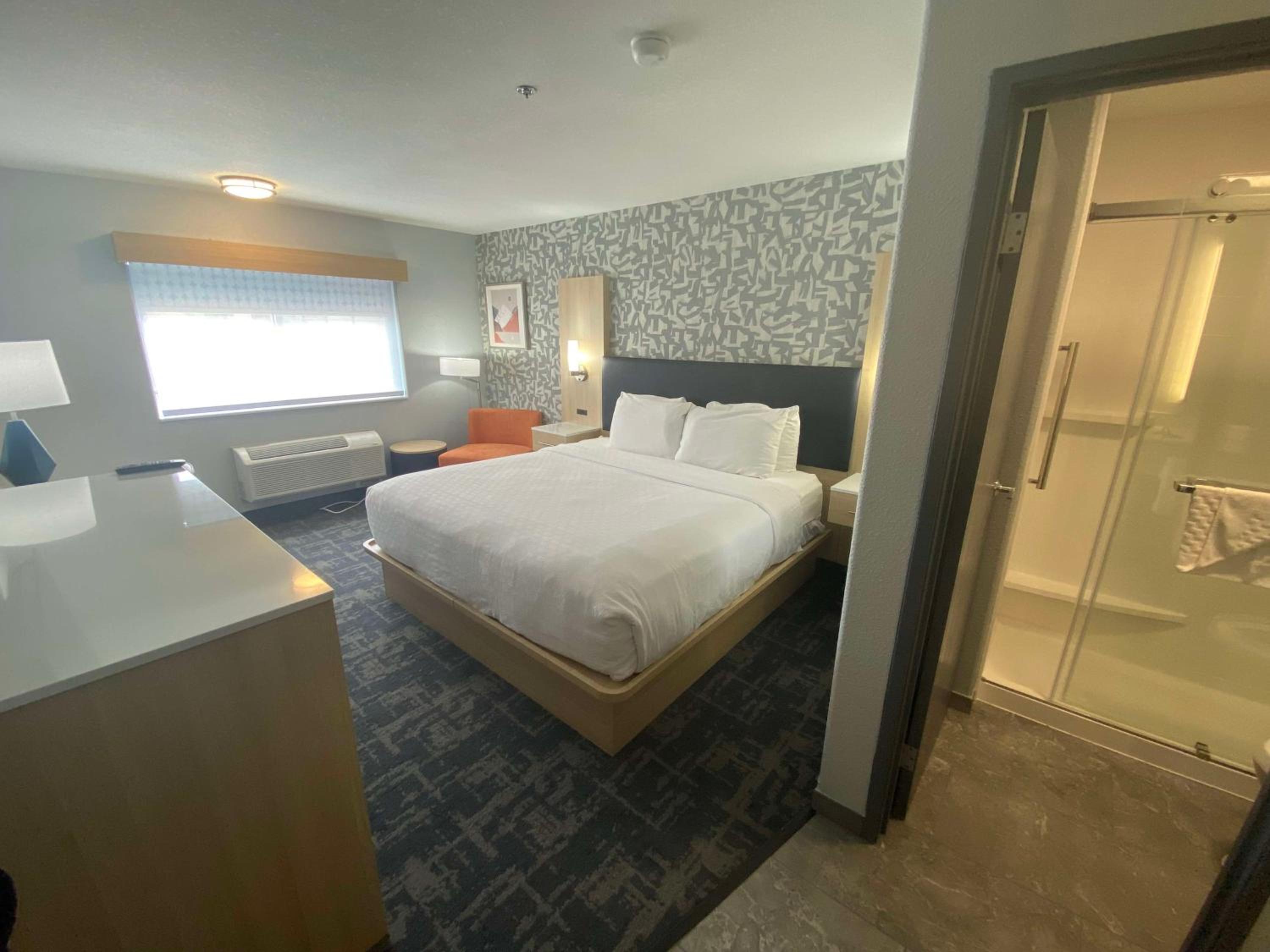 King Room with Walk-in Shower - Non-Smoking - Photo 2